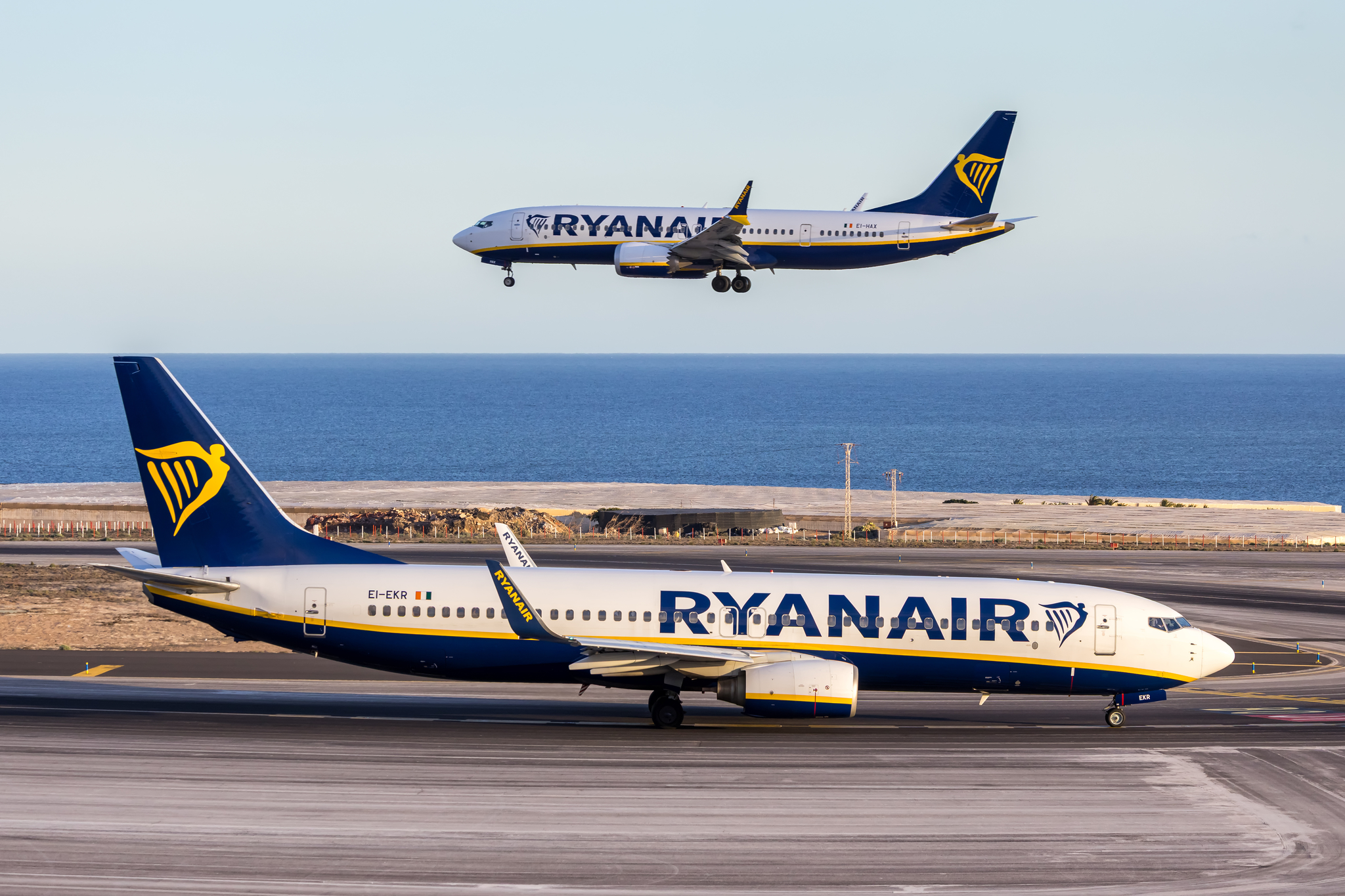 Ryanair hunde un 34 el beneficio tras reducir precios un 6 La aerolínea recorta sus ganancias entre abril y junio hasta los 538 millones de euros por el alza del combustible y se ve afectada por la "indecisión" de la demanda. Los billetes de este verano serán "modestamente" más baratos que el año pasado. Leer
