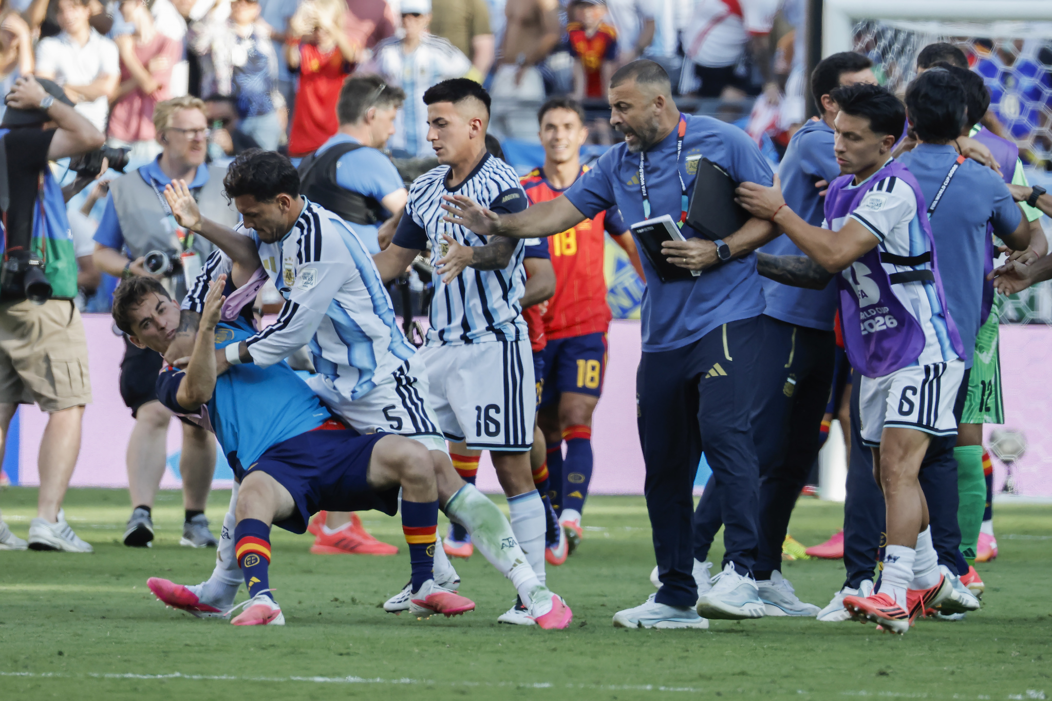 La FIFA investigará los incidentes de Argentina en la final La FIFA abrirá un expediente disciplinario por los incidentes protagonizados por varios miembros de la selección argentina después de la final del Mundial ante España, según Sky Sports News. El organismo revisará las actas arbitrales y las imágenes del partido antes de determinar si existen responsabilidades y posibles sanciones. Leer