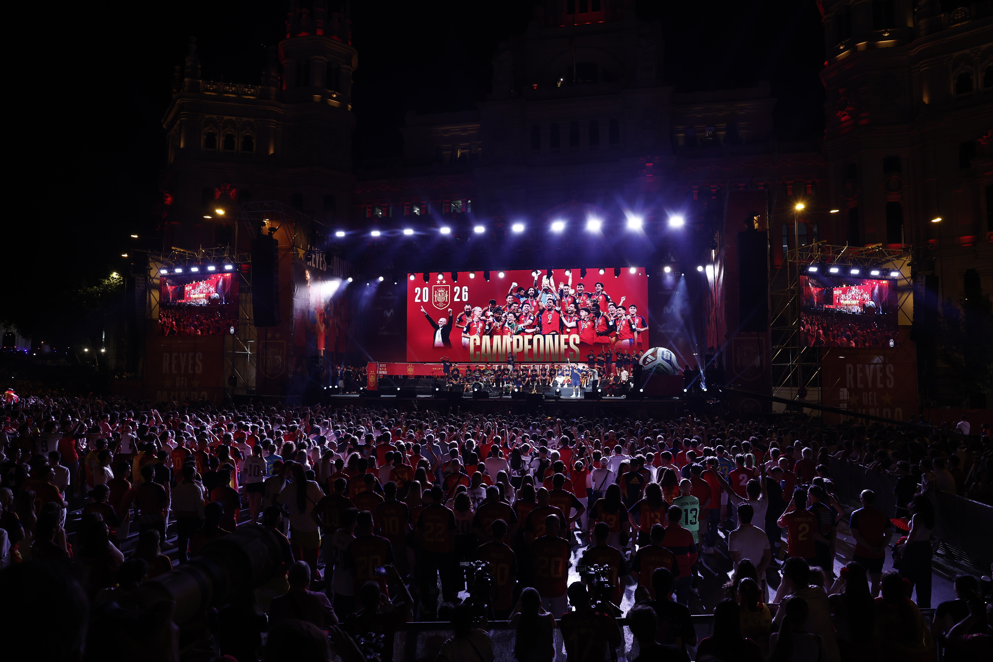 España celebra su segundo Mundial con un baño de masas en Madrid España prolongó ayer la celebración de su segunda Copa del Mundo con una multitudinaria fiesta en Madrid. Leer