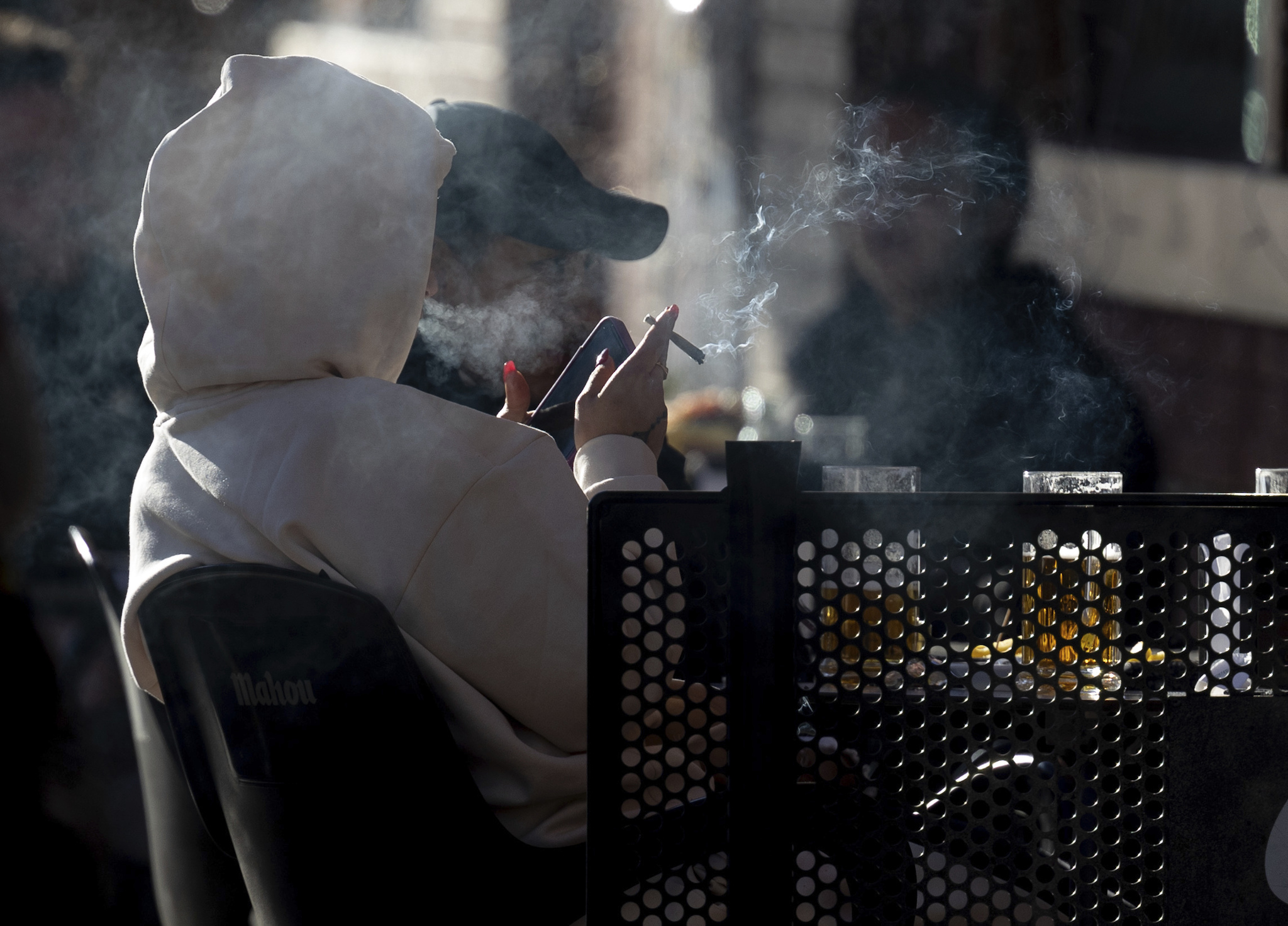 ¿Cuáles son las prohibiciones de la nueva ley antitabaco? El Consejo de Ministros ha aprobado hoy el anteproyecto de la ley del tabaco, que amplía los espacios sin humo y endurece la legislación para vapeadores y otros dispositivos. Leer