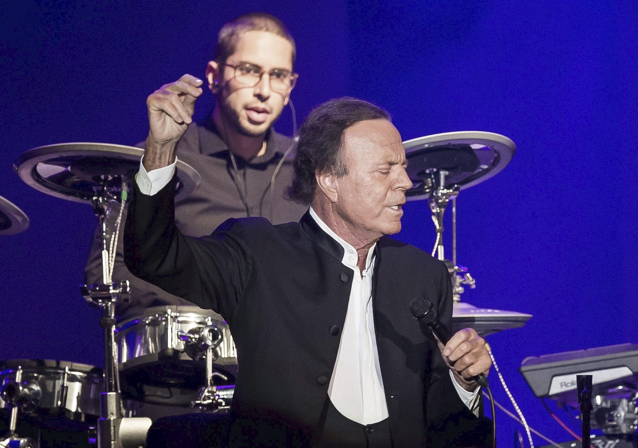 Julio Iglesias denuncia a Yolanda Díaz por intromisión al honor y le reclama 50.000 euros