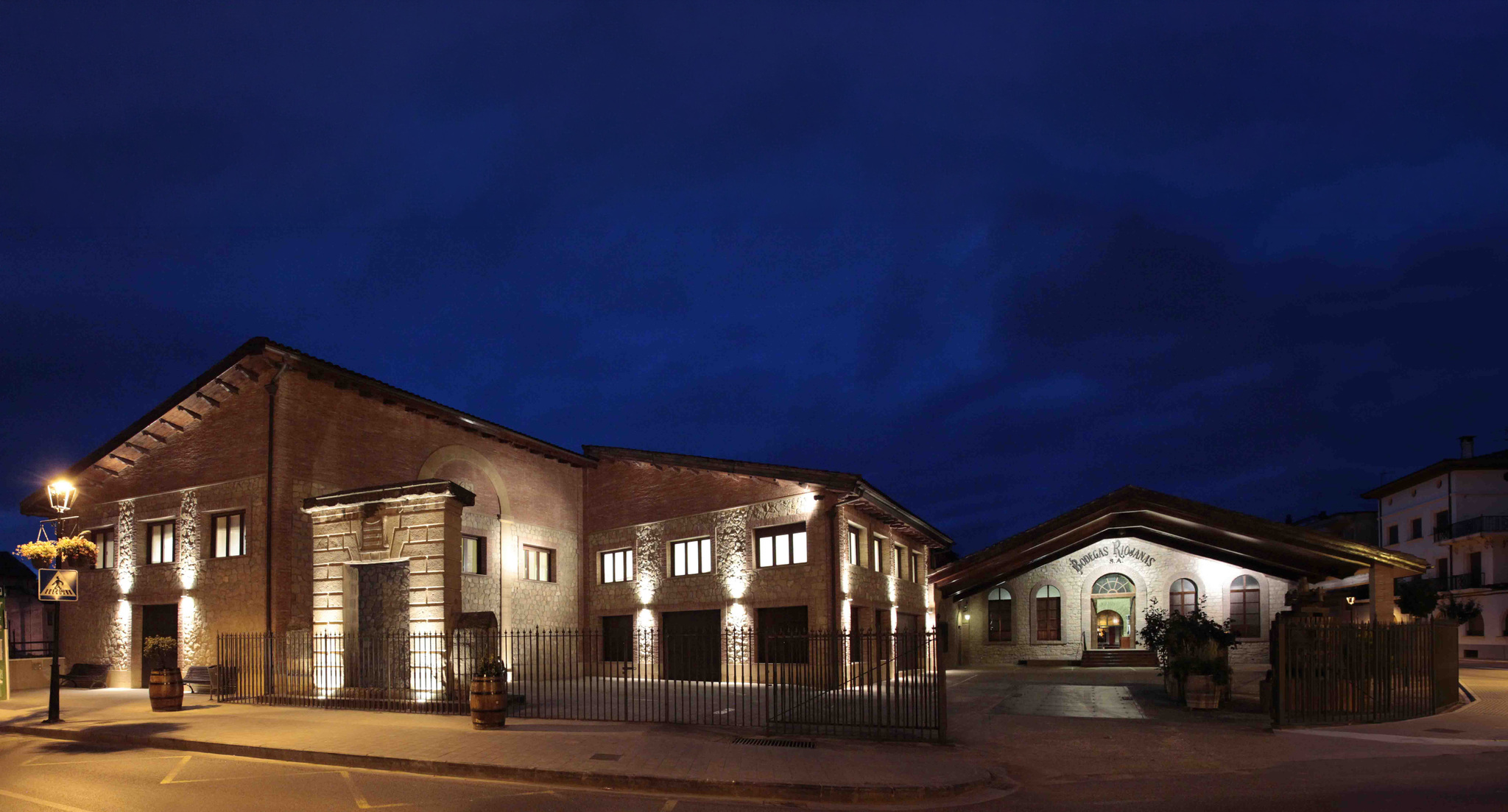 Vintae toma el control de Bodegas Riojanas con una facturación conjunta de 60 millones de euros El nuevo dueño del grupo centenario, que pondrá el foco en las marcas Monte Real y Viña Albina, simplificará el portafolio e incrementará la apuesta por el enoturismo. Leer