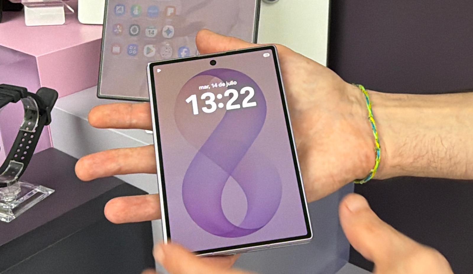 Samsung lanza sus nuevos plegables: así es el Fold8 con el que busca adelantarse a Apple La compañía coreana ha anunciado su nueva generación de dispositivos Galaxy Z, con un nuevo equipo que podría ser el competidor directo del posible nuevo plegable de Apple. Leer