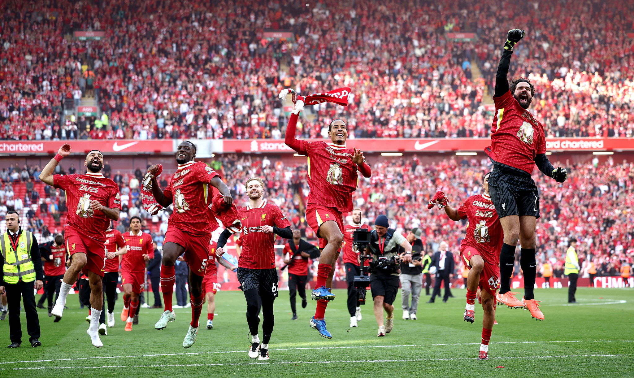 El propietario del Liverpool FC negocia la venta de una participación a un consorcio de la familia Mittal El acuerdo valoraría al equipo de la Premier League inglesa en más de 6.000 millones de dólares. Leer