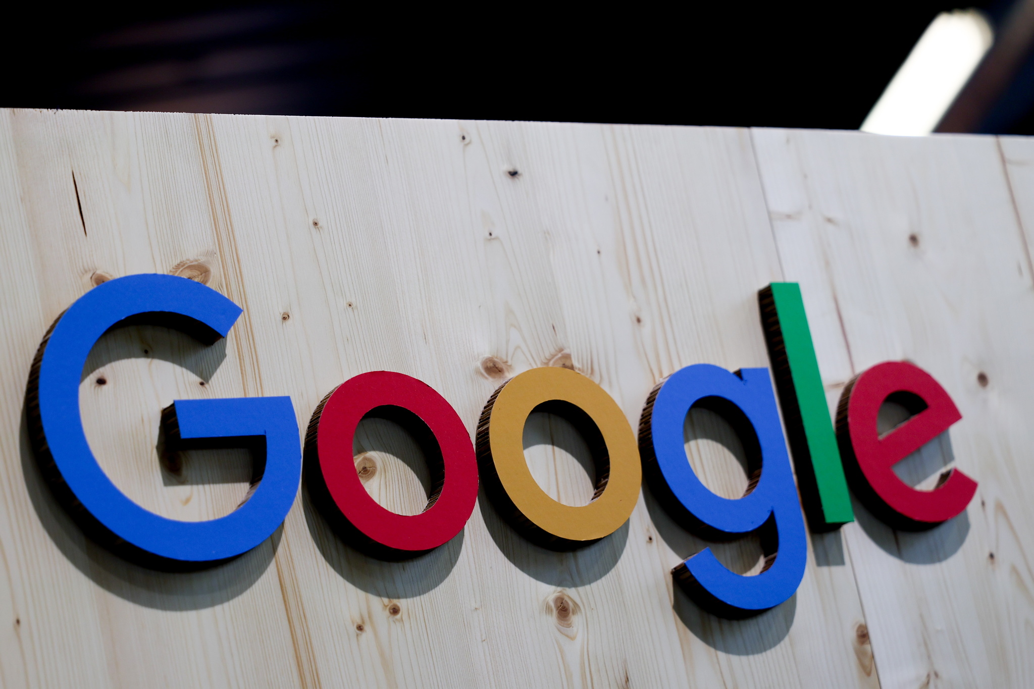Bruselas impone a Google una multa récord de  890 millones por abuso de mercado
