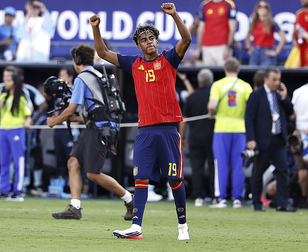 ¿Cuánto se han revalorizado Yamal, Cubarsí y Ferran tras el mundial? La conquista de la segunda Copa del Mundo ha elevado en 70 millones de euros el valor de mercado de la selección española, según la última actualización de Transfermarkt. La plantilla de Luis de la Fuente pasa de 1.220 a 1.290 millones, impulsada por las revalorizaciones de Lamine Yamal, Pau Cubarsí, Pedro Porro, Marc Cucurella, Rodri y Ferran Torres. Leer