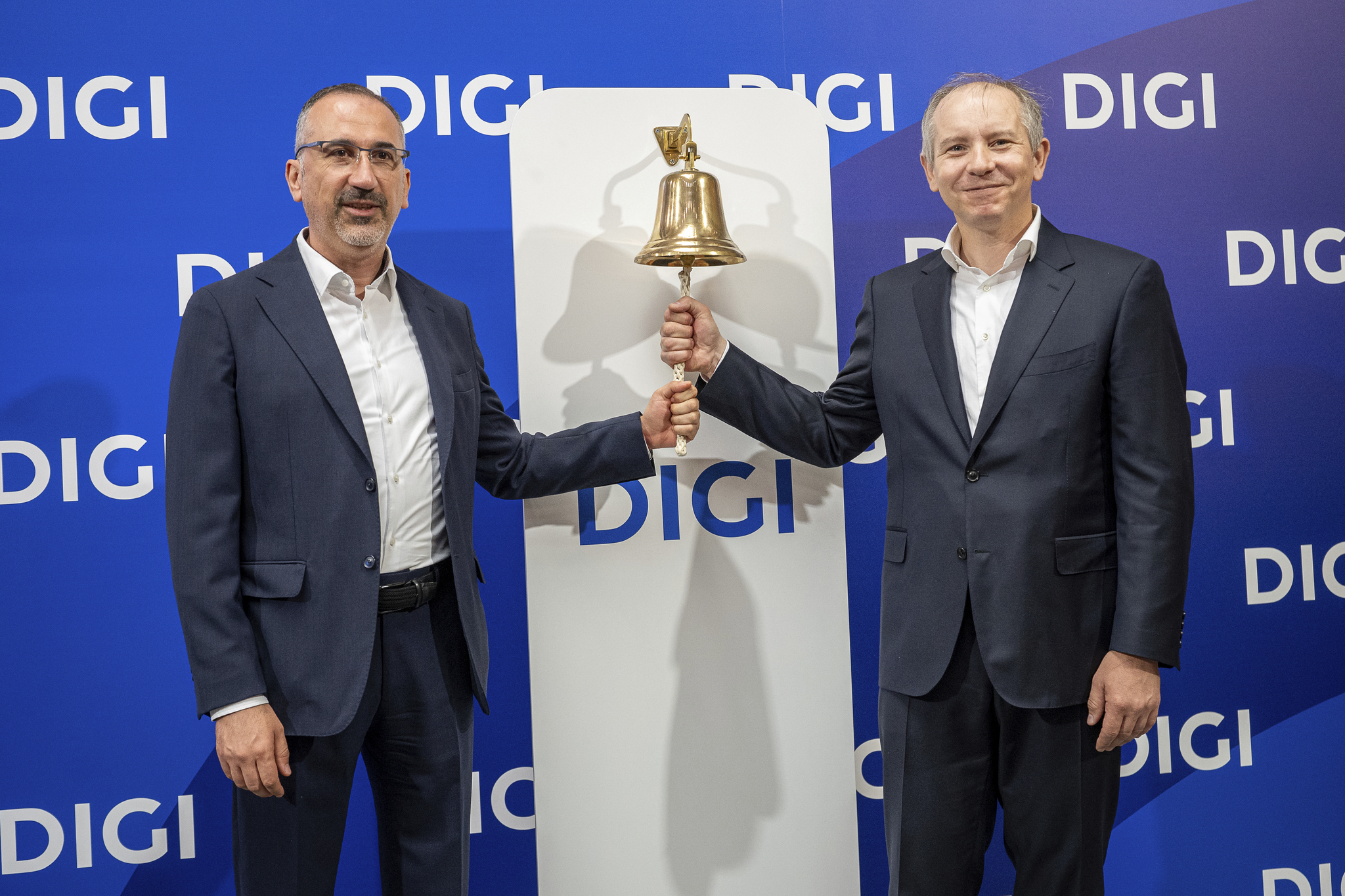Digi cierra su primera semana en Bolsa  en la montaña rusa