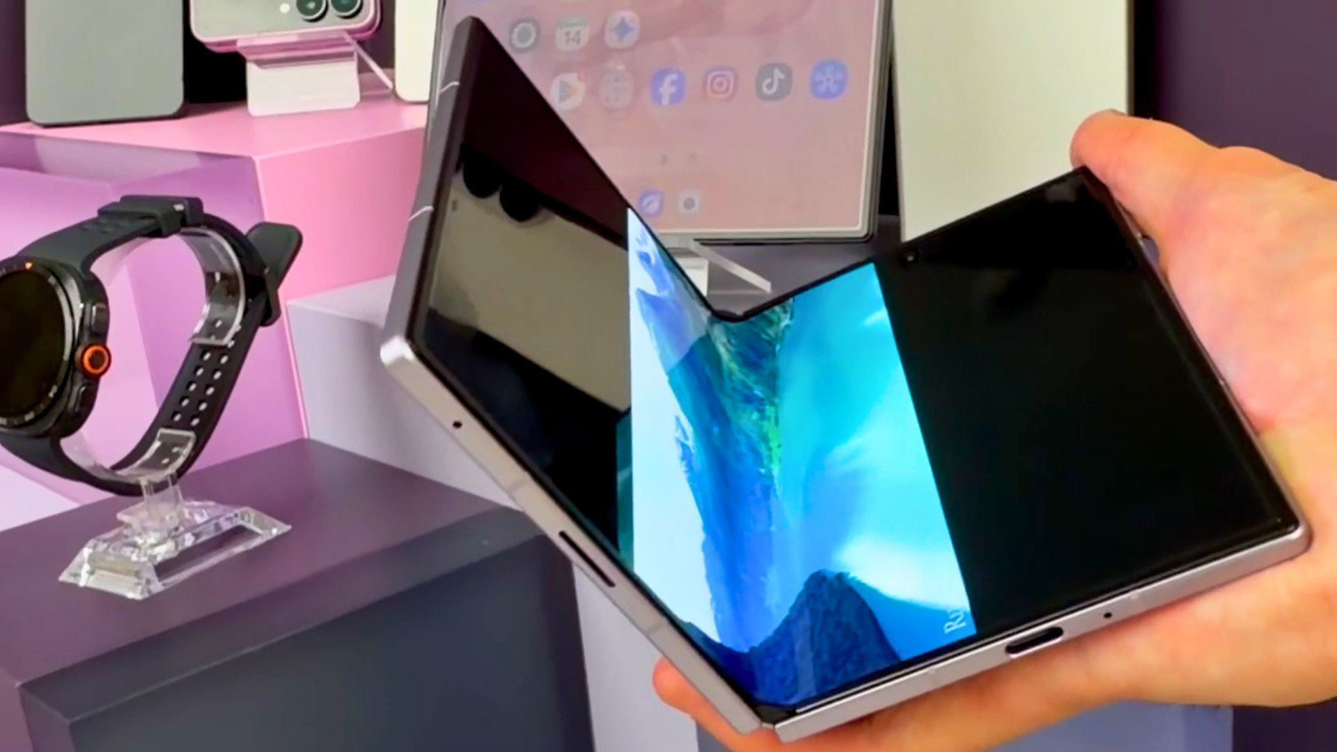 Samsung söker fördel över Apple i den hopfällbara striden