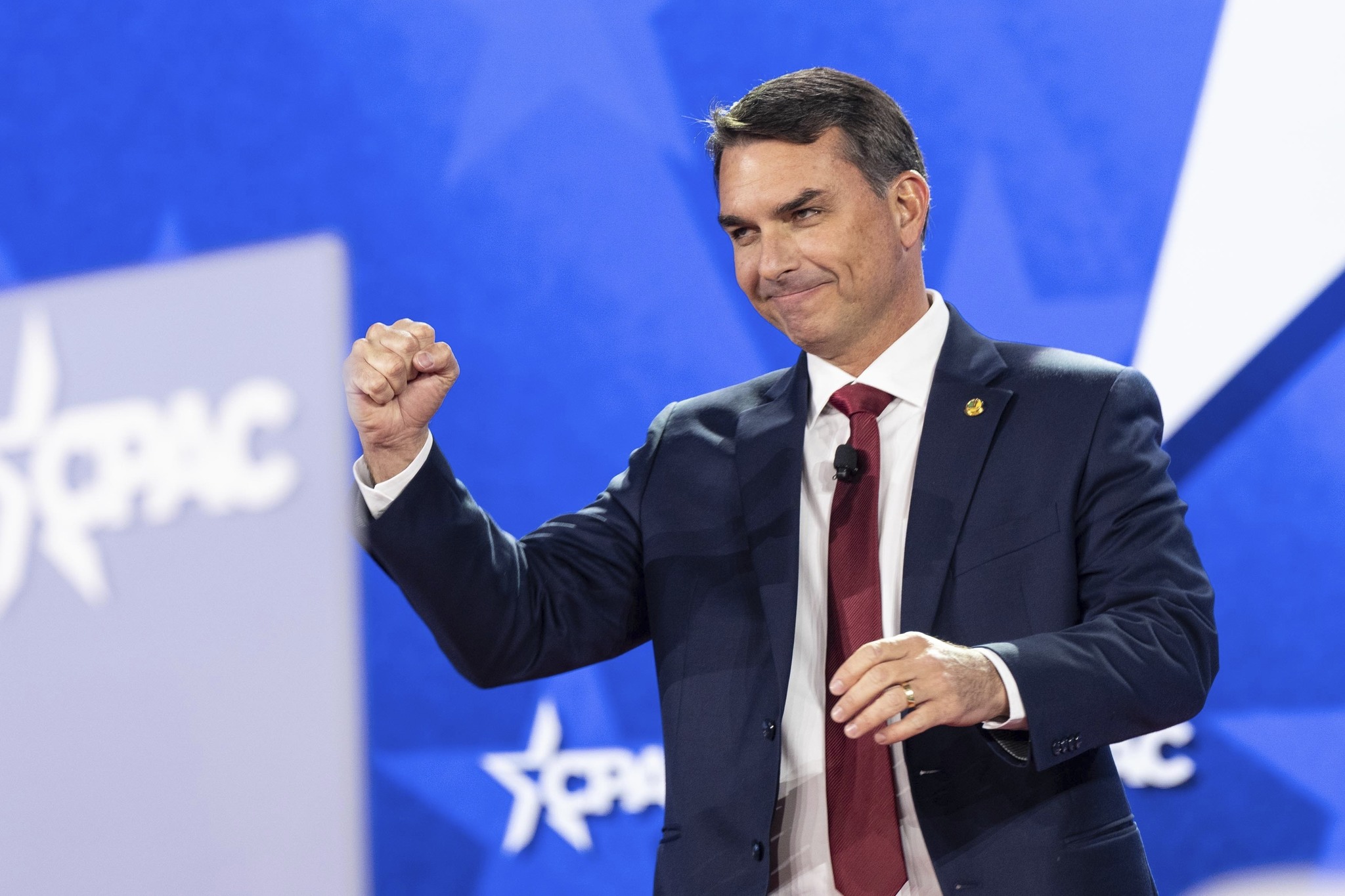 El partido de Bolsonaro proclama a su hijo Flávio como candidato presidencial