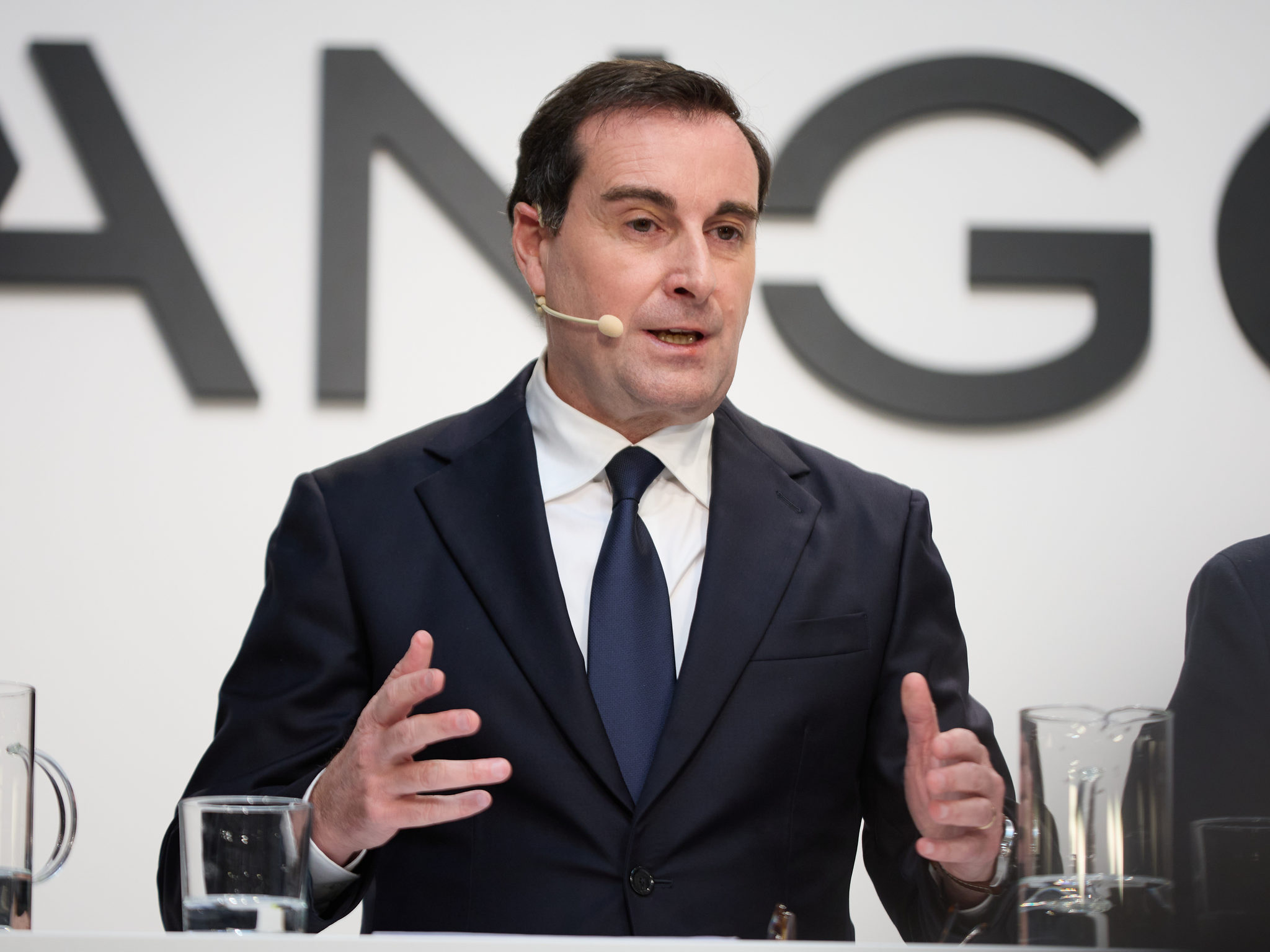 Mango factura 1.852 millones en seis meses, un 7,2 más La compañía de moda mantiene sus planes para cerrar el actual ejercicio con unas ventas de 4.000 millones de euros, según su presidente y CEO, Toni Ruiz. Leer