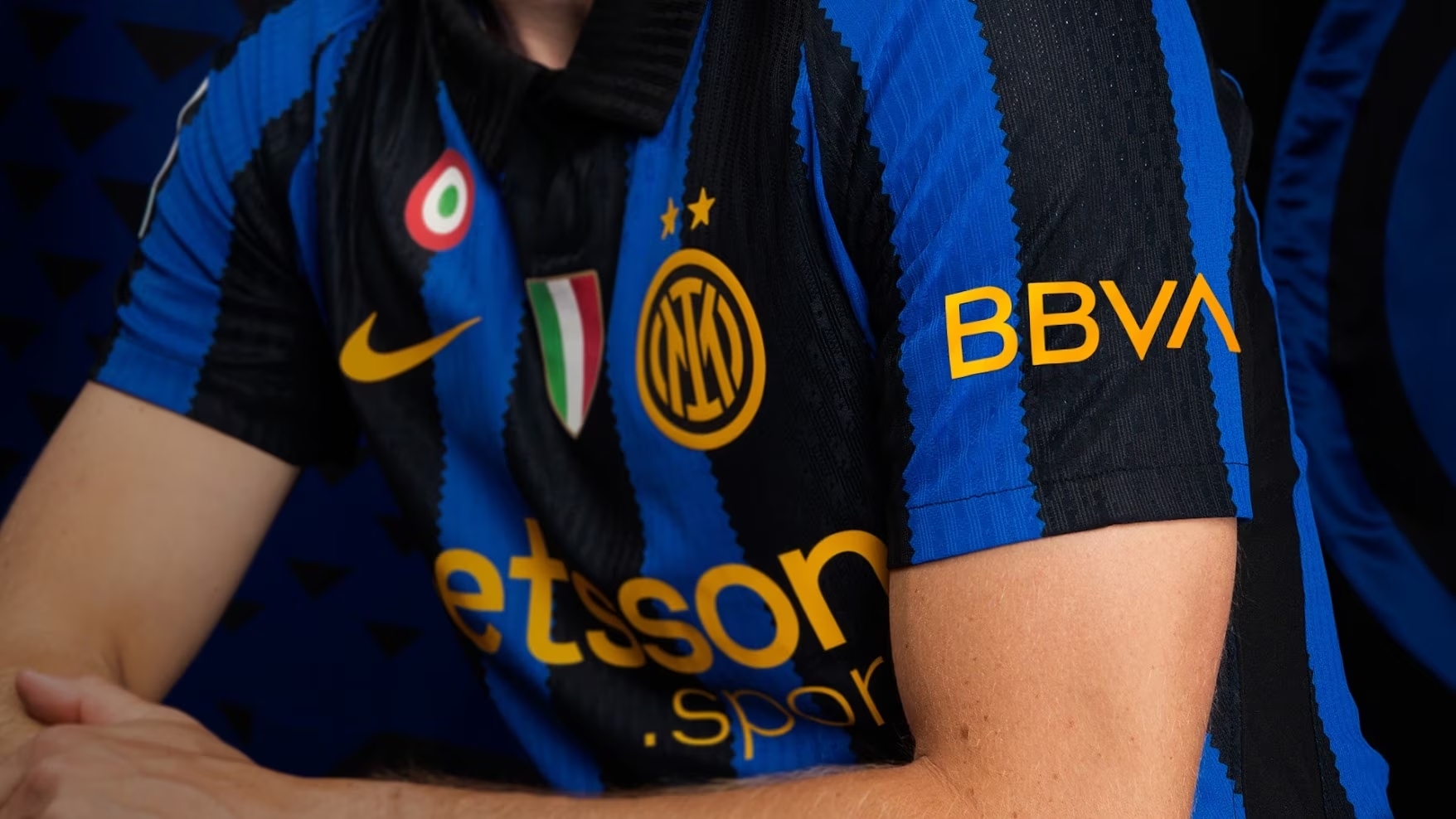 BBVA firma una alianza estratégica con el Inter de Milán BBVA se convertirá en patrocinador oficial del Inter de Milán como parte de su estrategia de crecimiento en Italia. La entidad financiera ocupará la manga de las equipaciones de los principales equipos del club y el frontal de las camisetas de la cantera, además de desarrollar experiencias digitales para clientes y aficionados. Leer
