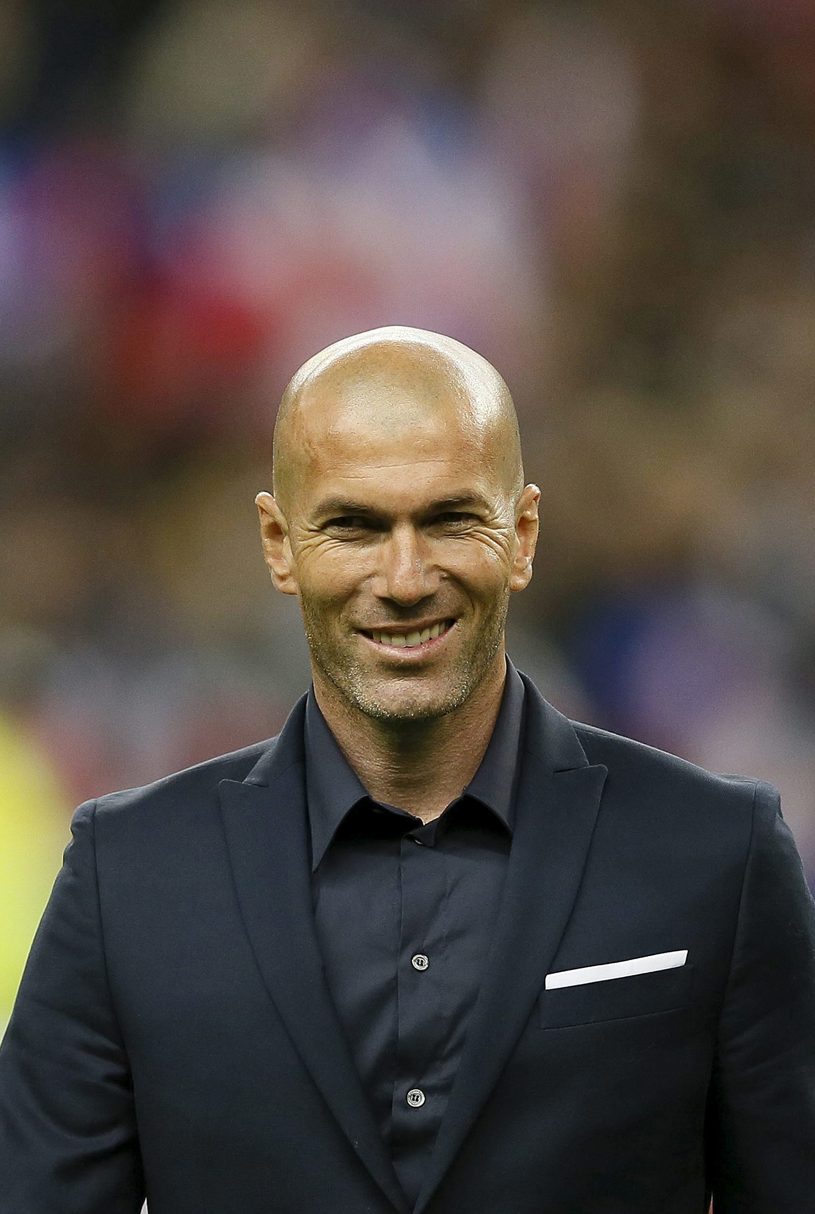 Zidane asume el mando de la selección francesa con la misión de destronar a España El exfutbolista y extrenador del Real Madrid sustituye a Didier Deschamps con el gran desafío de devolver la identidad a un combinado galo plagado de estrellas pero sin estilo de juego. Leer