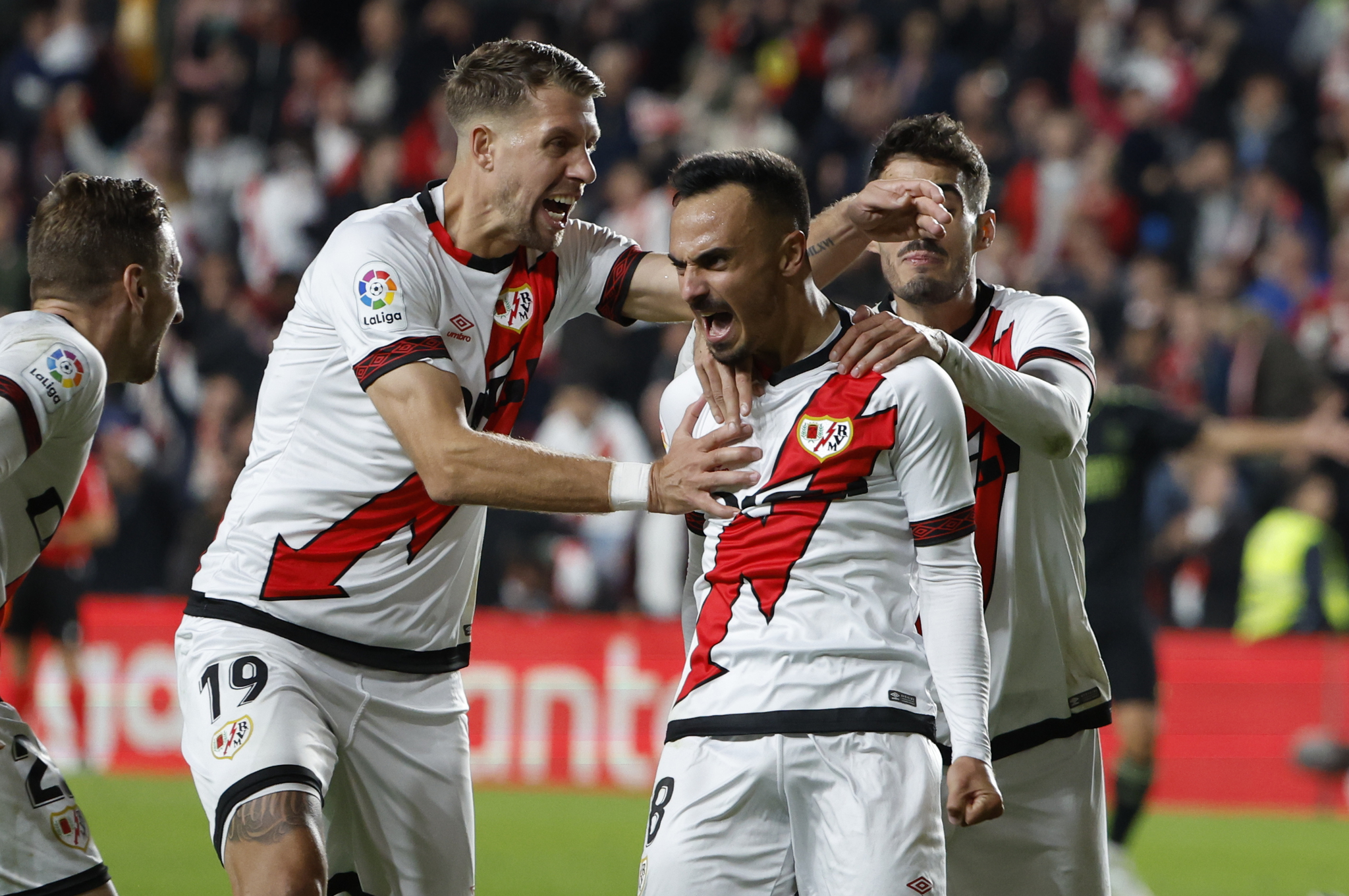 Madrid retira al Rayo la concesión del estadio de Vallecas La Comunidad de Madrid ha suspendido cautelarmente la concesión del Estadio de Vallecas al Rayo Vallecano tras detectar graves deficiencias de seguridad y mantenimiento, según informa Marca. El Gobierno regional comenzará obras urgentes y obligará al club a disputar sus primeros partidos de la temporada en un recinto alternativo. Leer