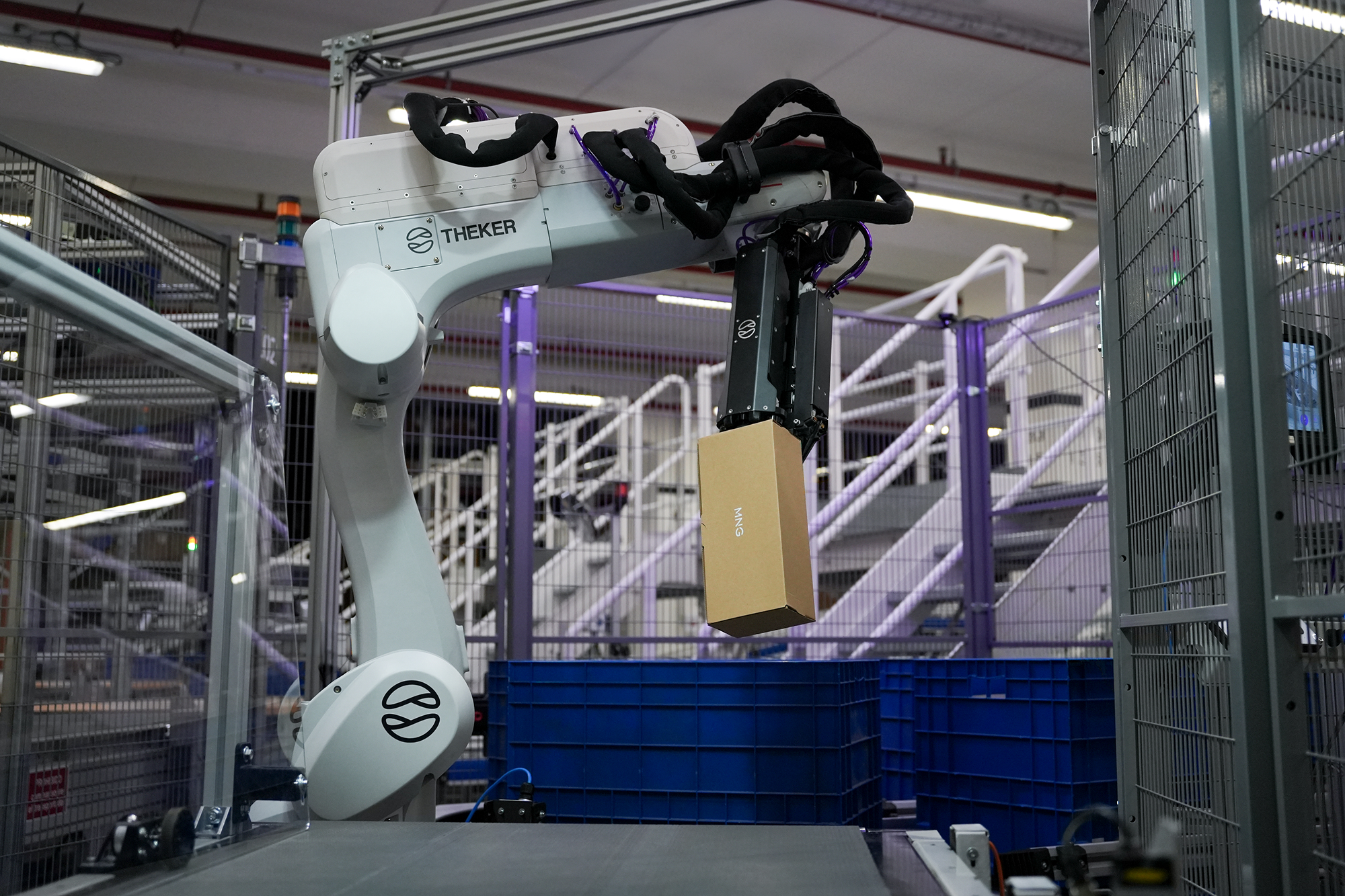 Theker lleva sus robots inteligentes al centro logístico de Mango Los robots de la compañía liderada por Jiaqiang Ye Zhu y Carla Gómez Cano ya trabajan en el centro del grupo textil ubicado en Lliçà dAmunt (Barcelona), mejorando la rapidez y la eficiencia de los procesos. Leer