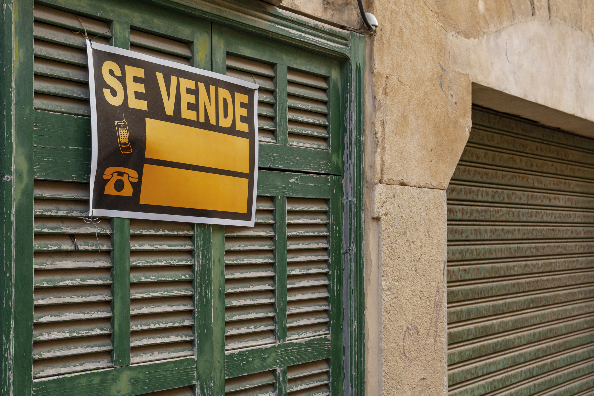 Las compraventas de vivienda siguen cayendo mientras los precios se disparan Las operaciones bajan casi un 12 en mayo por quinto mes consecutivo mientras los precios suben un 8,8. Leer