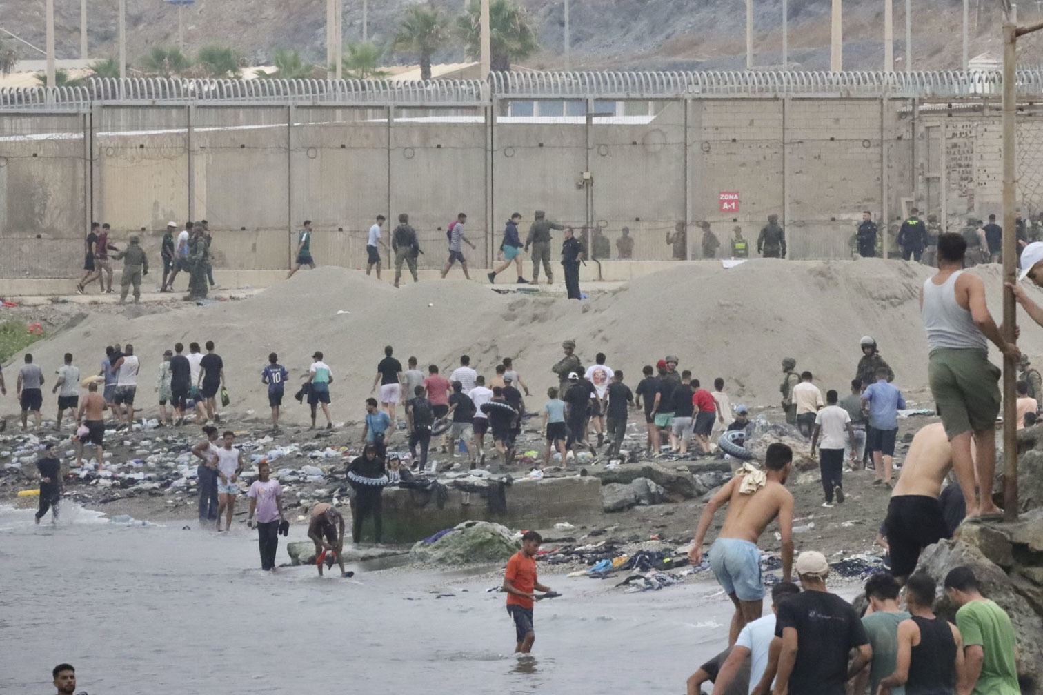 Cientos de migrantes comienzan a regresar a Marruecos por la frontera de Ceuta