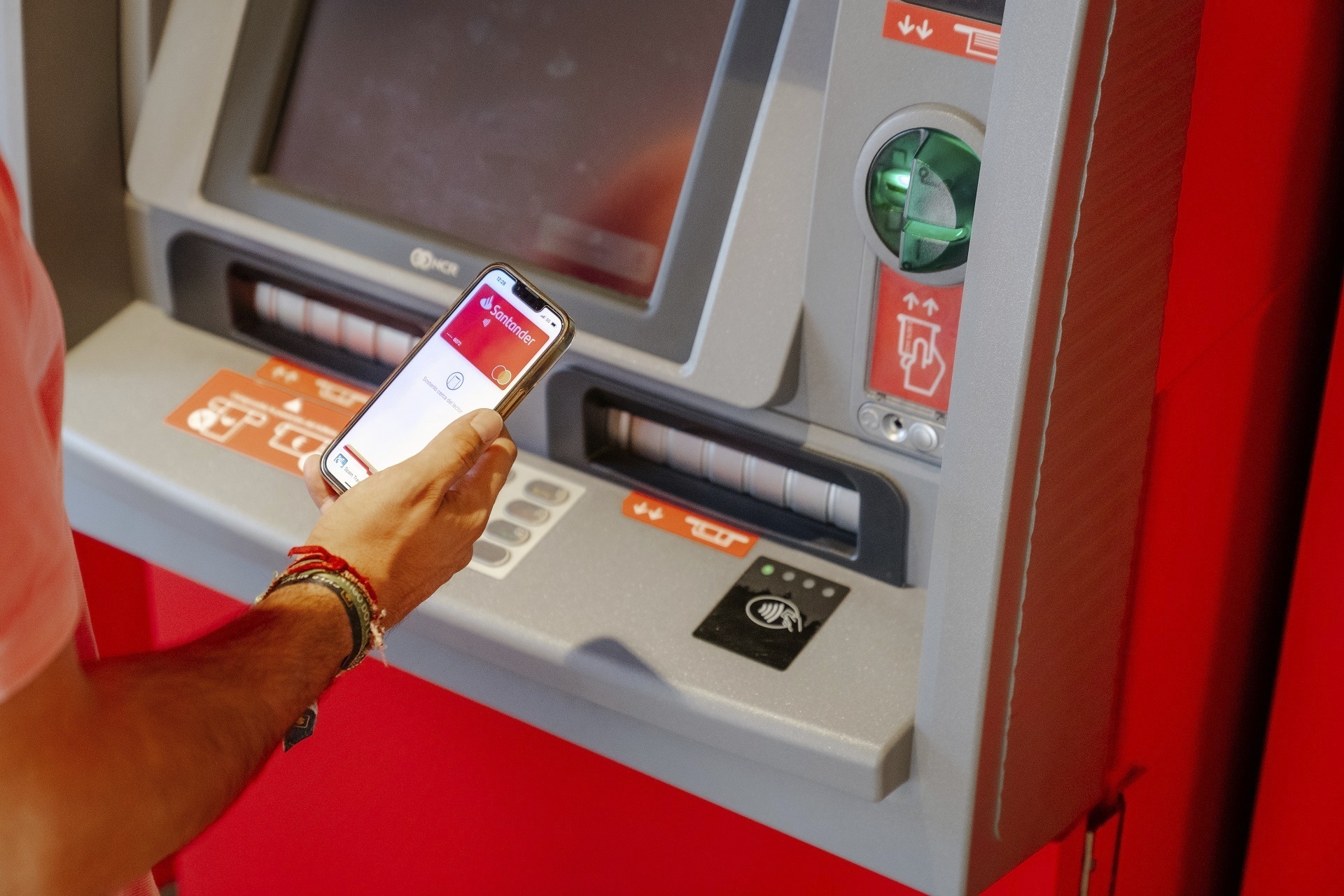 Santander lanza su nueva 'eSIM' para viajar conectado en más de 160 países desde la aplicación