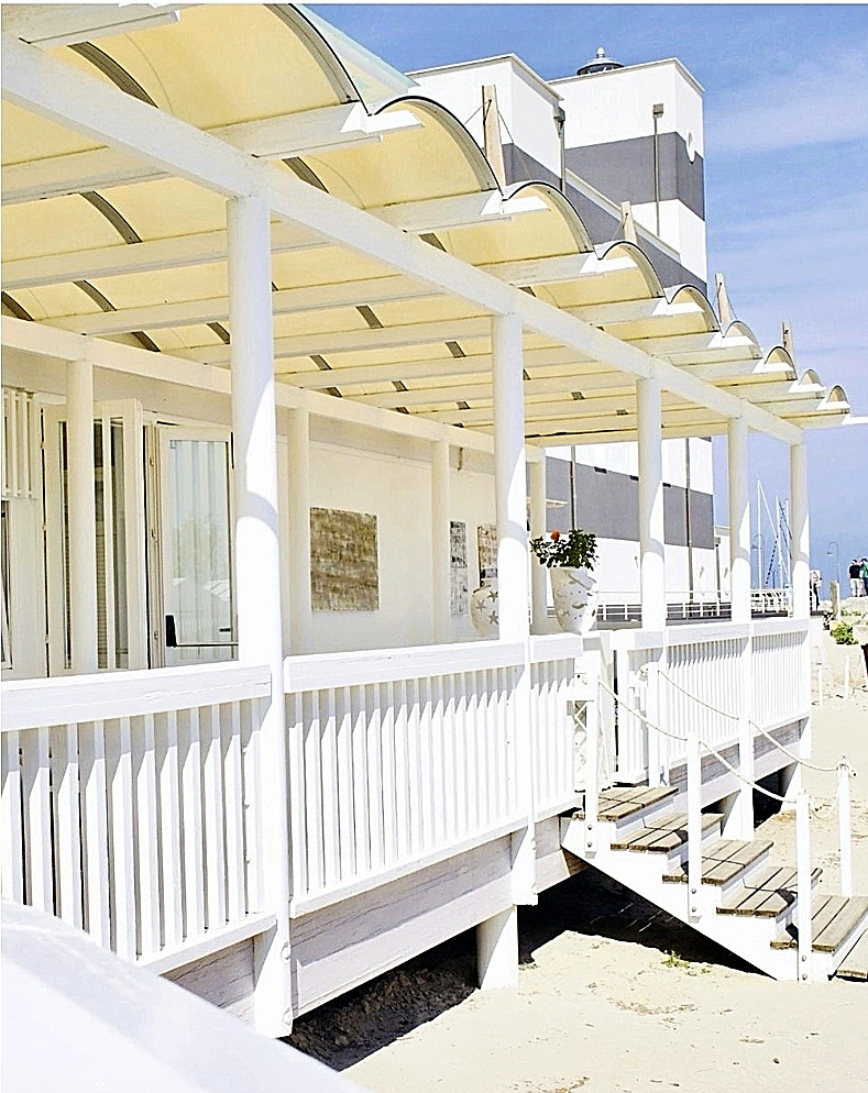Una mesa en una playa del Adriático