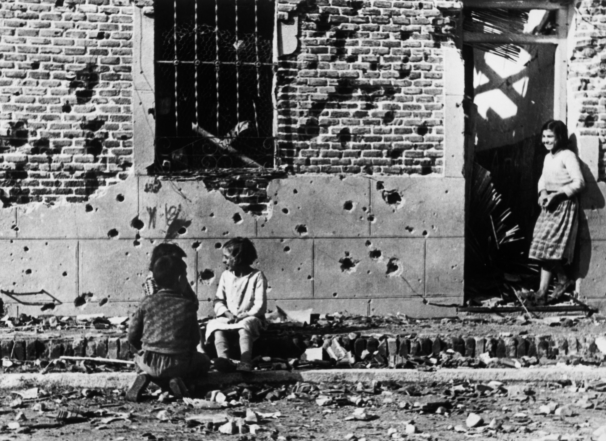 Peironcely 10: la lucha que salvó un símbolo de la memoria histórica Una fotografía de Robert Capa se convirtió en icono de la vulnerabilidad de la población civil. Leer