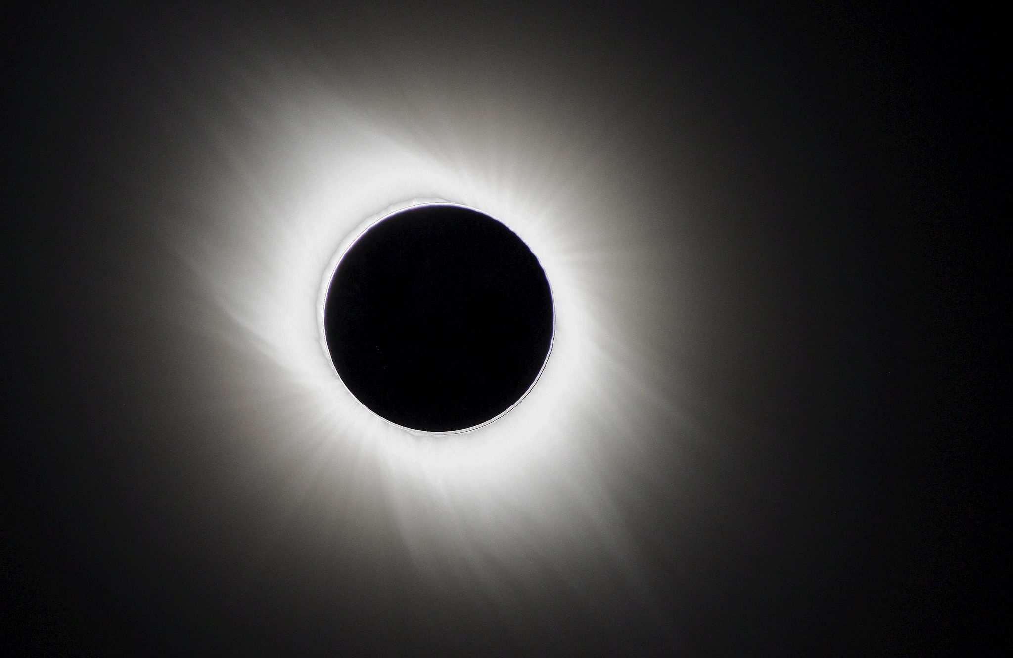 Eclipse total de sol del 12 de agosto: dónde y cómo verlo y qué evitar para tener una buena experiencia