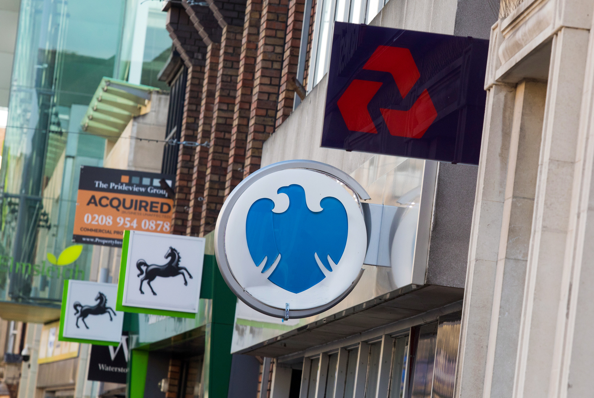 La presión sobre los beneficios de los bancos británicos empieza a asomar tras las coberturas estructurales
