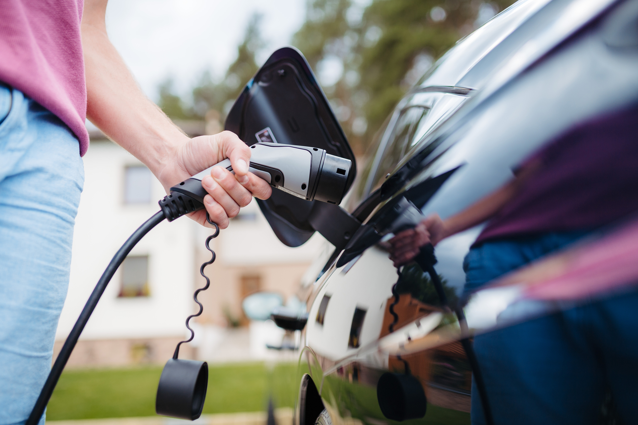 Sustituir un coche de combustión útil por uno eléctrico compensa pese al impacto climático de su fabricación