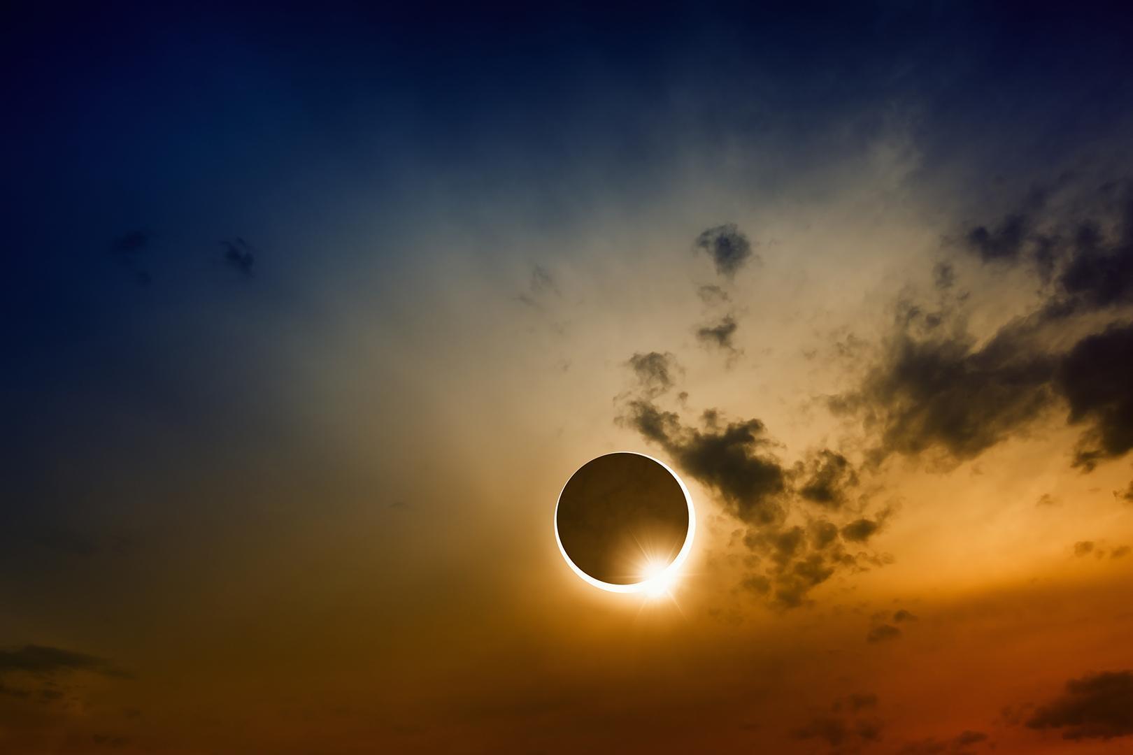 Riesgo extremo de incendio durante el eclipse Castilla y León, comunidad por donde discurre gran parte de la franja de totalidad del eclipse total de sol del próximo miércoles, ha declarado la alerta por riesgo meteorológico de incendios del 11 al 13 de agosto con riesgo extremo el día 12. Leer