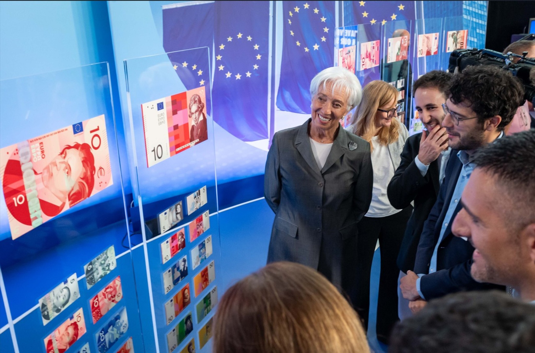 El BCE mostrará los diseños de los nuevos billetes en un concierto El Banco Central Europeo (BCE) mostrará el próximo 20 de agosto en un concierto en Fráncfort, donde el regulador tiene su sede, las diez propuestas de los nuevos diseños de los billetes de euro, entre las que se encuentra las de los estudios españoles Rubio & del Amo y Cruz más Cruz. Leer