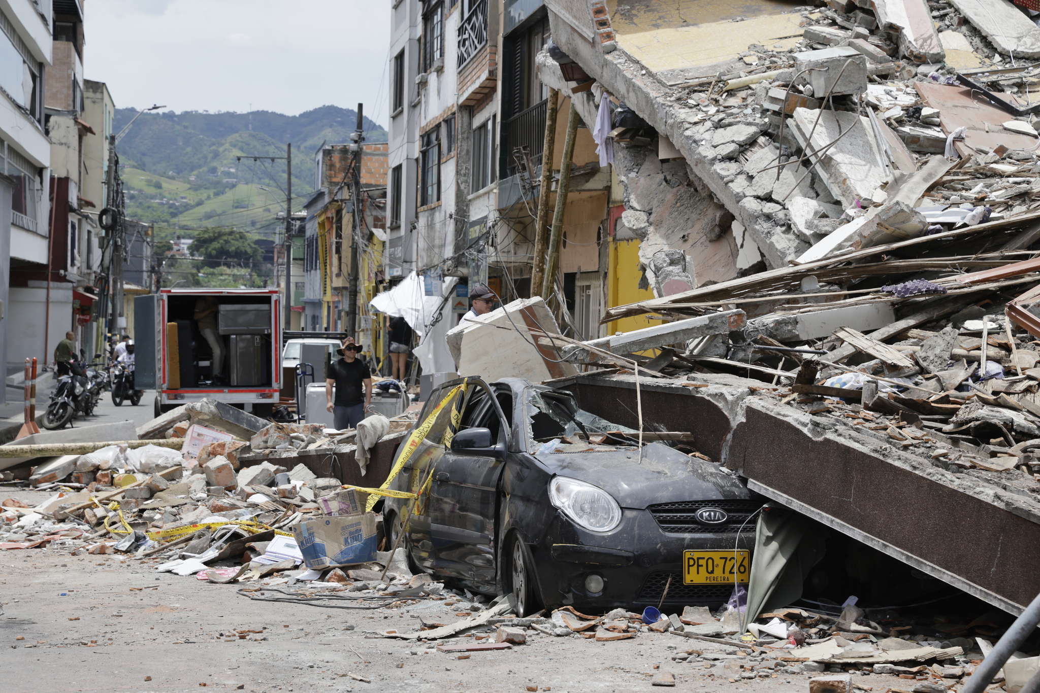 Las telecos se vuelcan con los colombianos y ofrecen gratis llamadas, SMS y roaming El terremoto que se desencadenó el pasado lunes en Colombia ha despertado la solidaridad de las operadoras españolas de telecos que han anunciado varias medidas orientadas a facilitar la comunicación de la amplia colonia colombiana en España. Leer