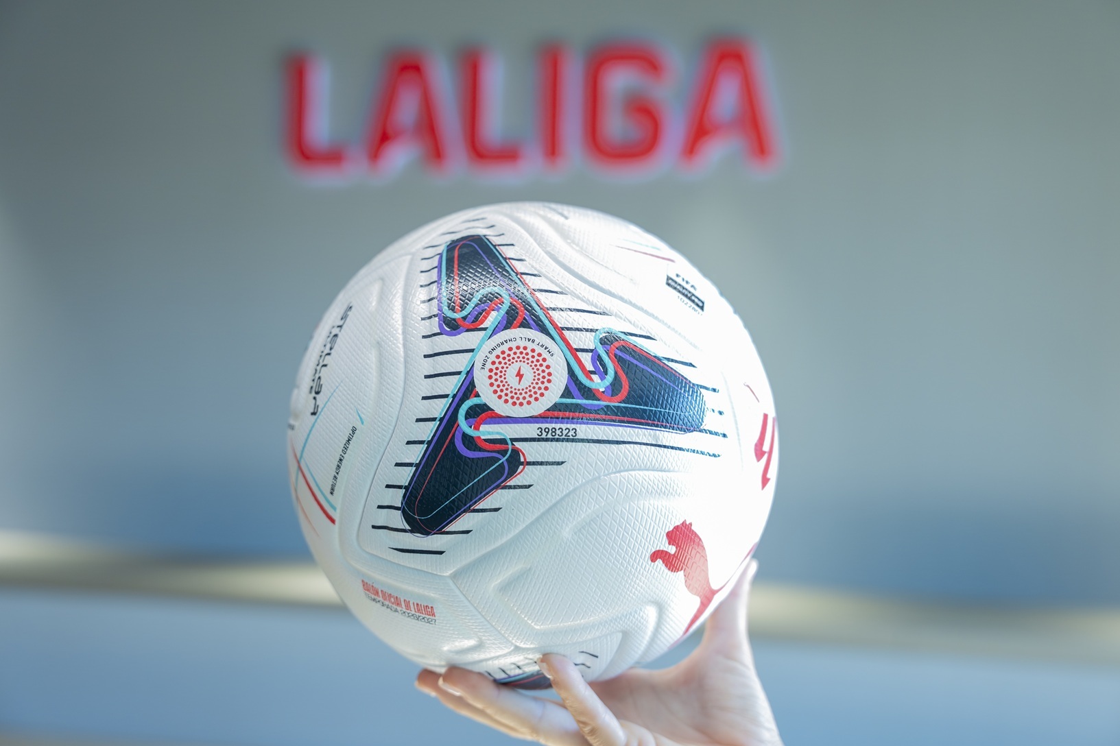 Así cambia LaLiga esta temporada: balón conectado, RefCam, nuevas reglas y más flexibilidad económica