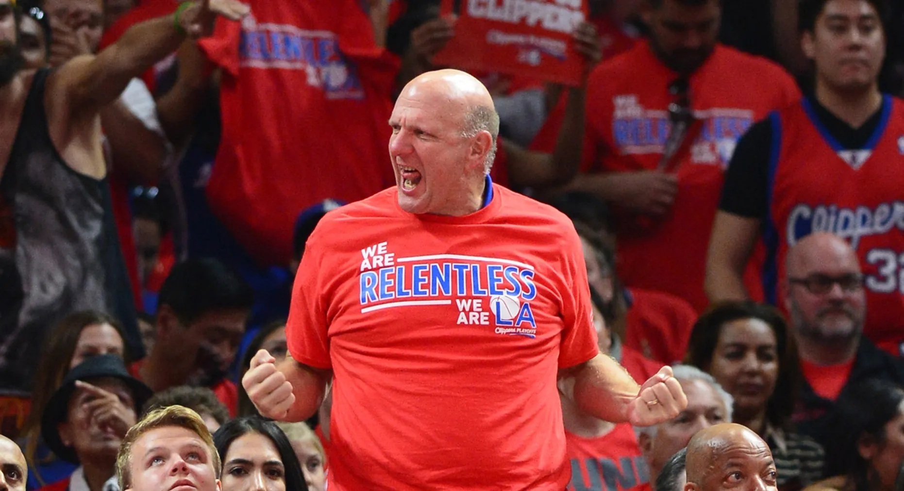 Así gestiona su fortuna Steve Ballmer Conserva una participación del 4 en la tecnológica, donde fue CEO durante 14 años, inversión que le reporta hasta 1.000 millones de dólares en dividendos. En 2014 dejó el cargo y compró Los Angeles Clippers, que casi han cuadruplicado su valor. Leer