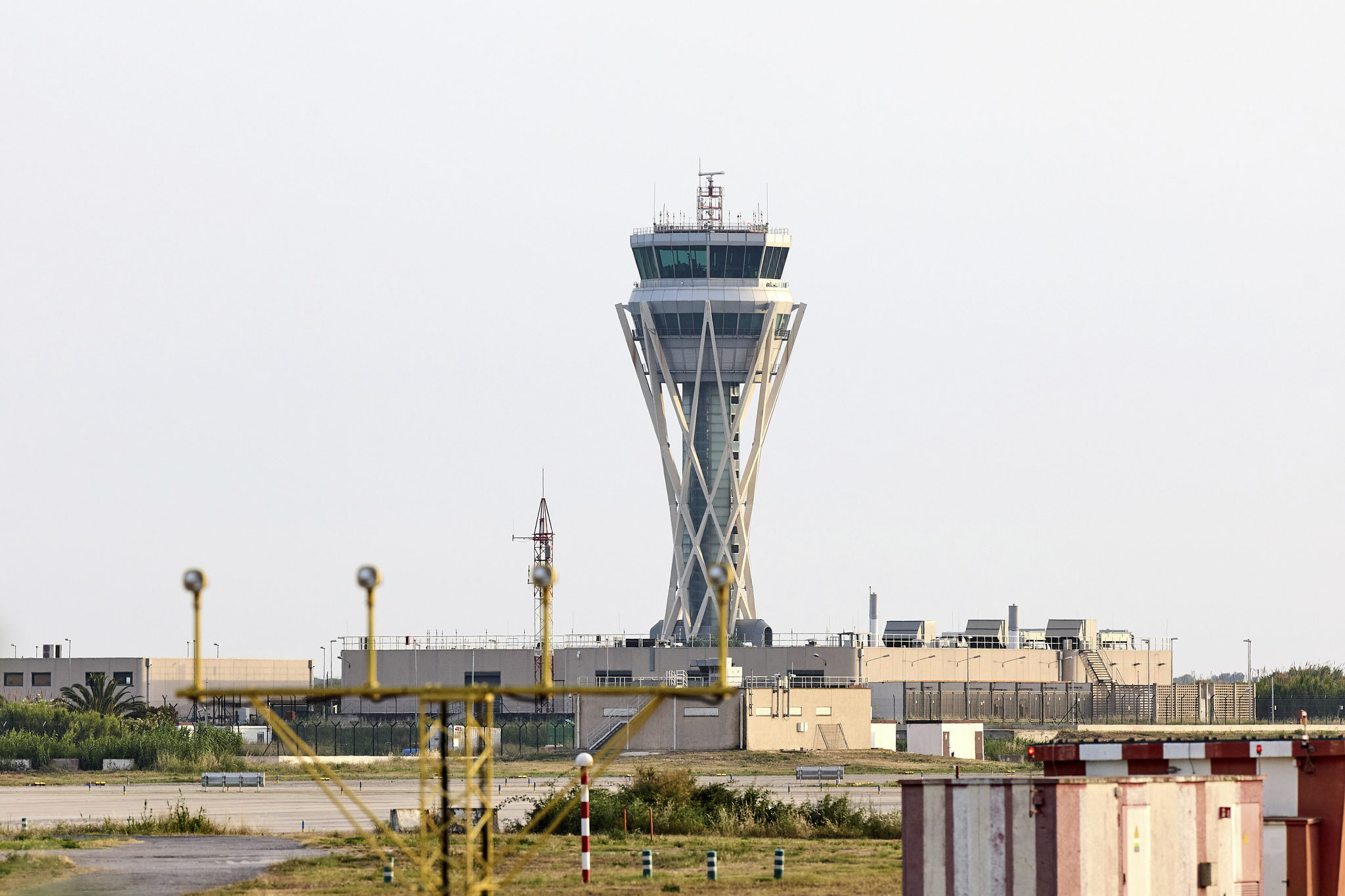 Enaire asegura que la seguridad estuvo garantizada durante el apagón de El Prat El gestor de navegación aérea Enaire ha asegurado este viernes que la seguridad operacional "estuvo en todo momento garantizada" durante el fallo eléctrico que el miércoles afectó a la torre de control del aeropuerto Josep Tarradellas Barcelona-El Prat. Leer