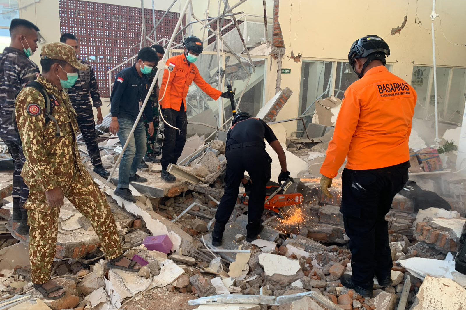 Indonesia eleva a 47 el número de muertos tras un terremoto de magnitud 7,7 Las autoridades de Indonesia elevaron a 38 el número de muertos tras el terremoto de magnitud 7,7 que sacudió este sábado la costa de la isla indonesia de Flores, al este del archipiélago, según informó la Agencia Nacional de Gestión de Desastres (BNPB) del país. Leer