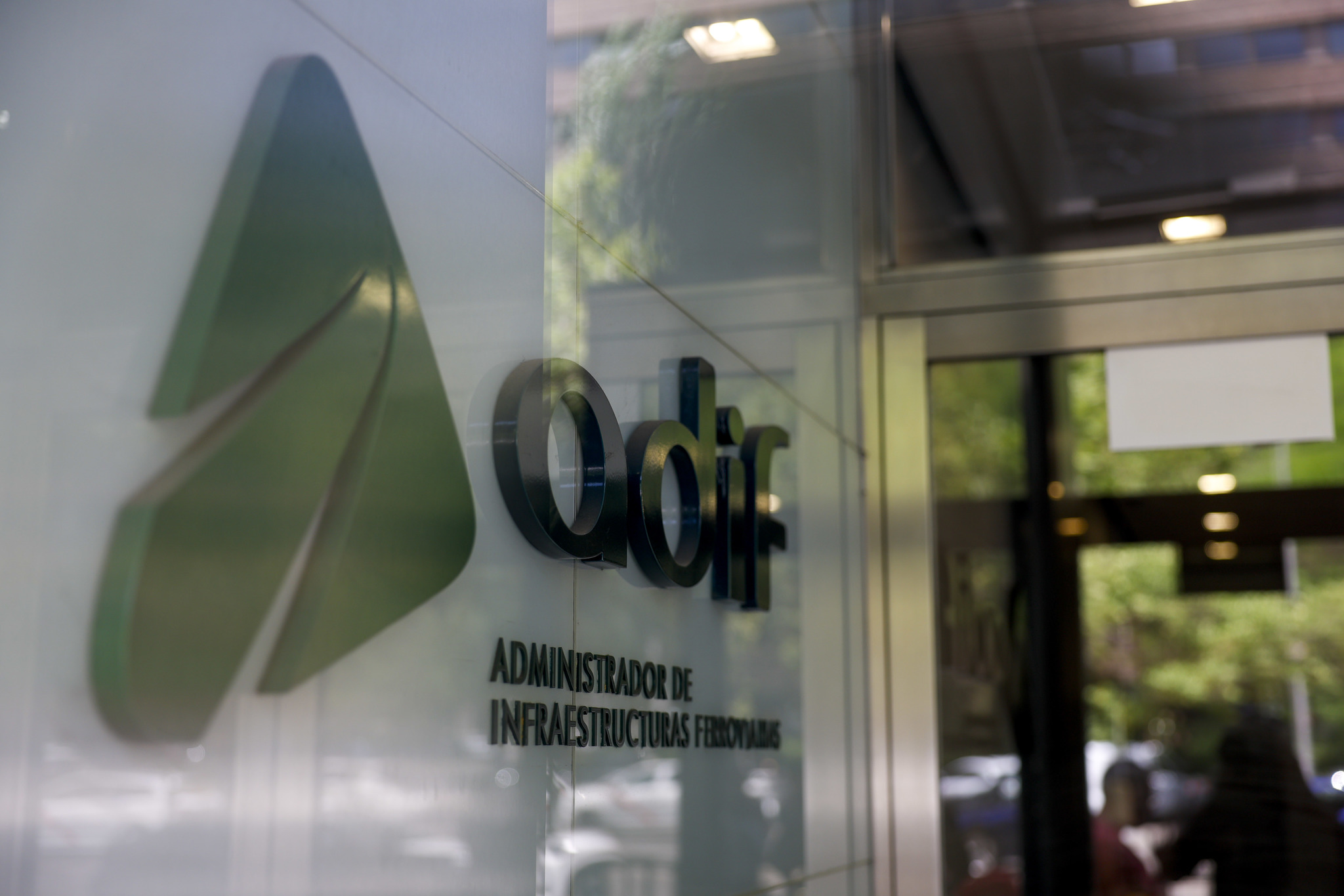 La CNMC da tres meses a Adif para liberar vías en terminales de mercancías