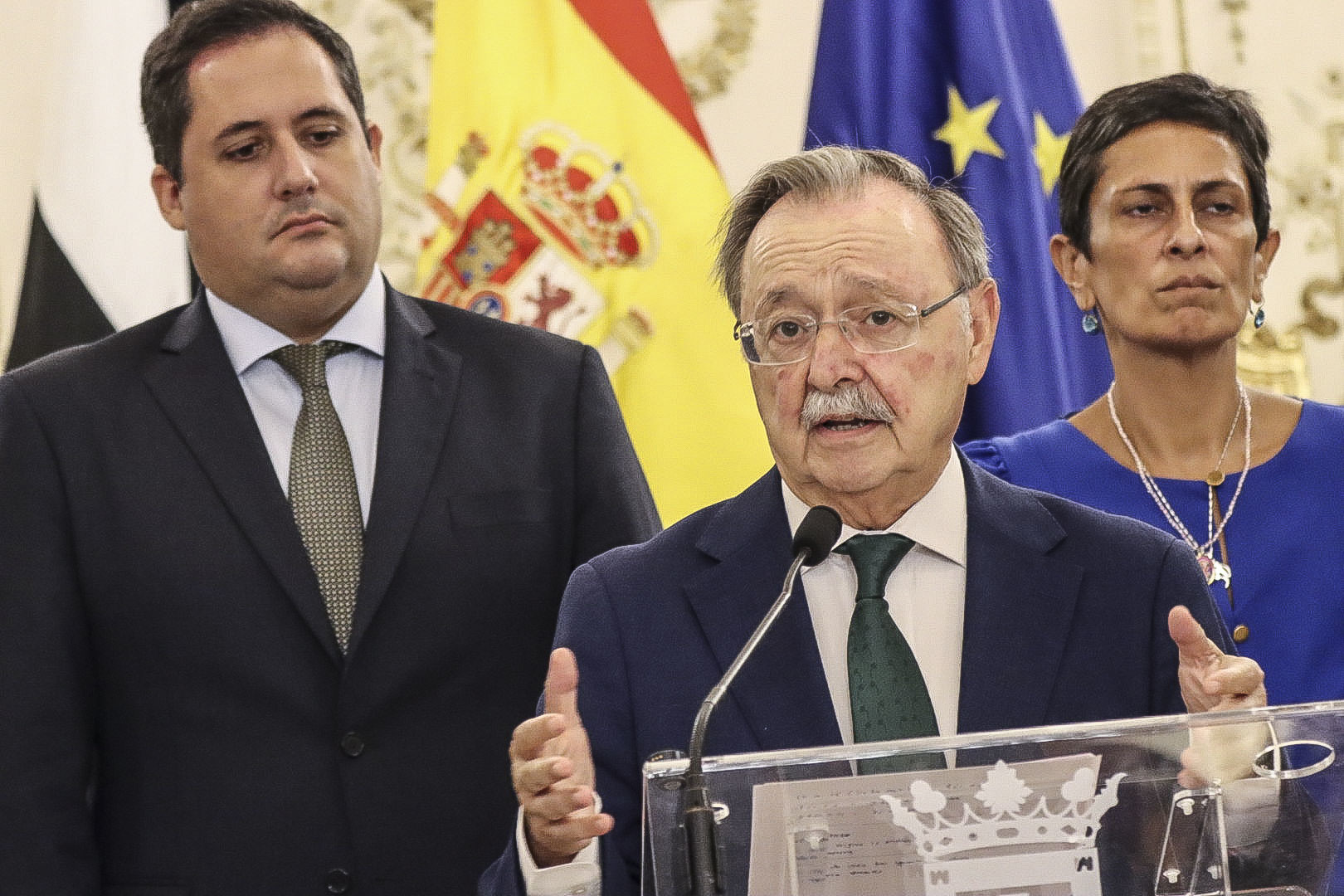 El presidente de Ceuta denuncia la "inacción" del Estado: la ciudad "está en peligro" El presidente de Ceuta, Juan Vivas, ha endurecido sus críticas hacia el Gobierno por la "falta de respuestas" y su "pasividad" ante la crisis migratoria y pregunta si "la pasividad del Ejecutivo" busca "no molestar" a Marruecos. Leer