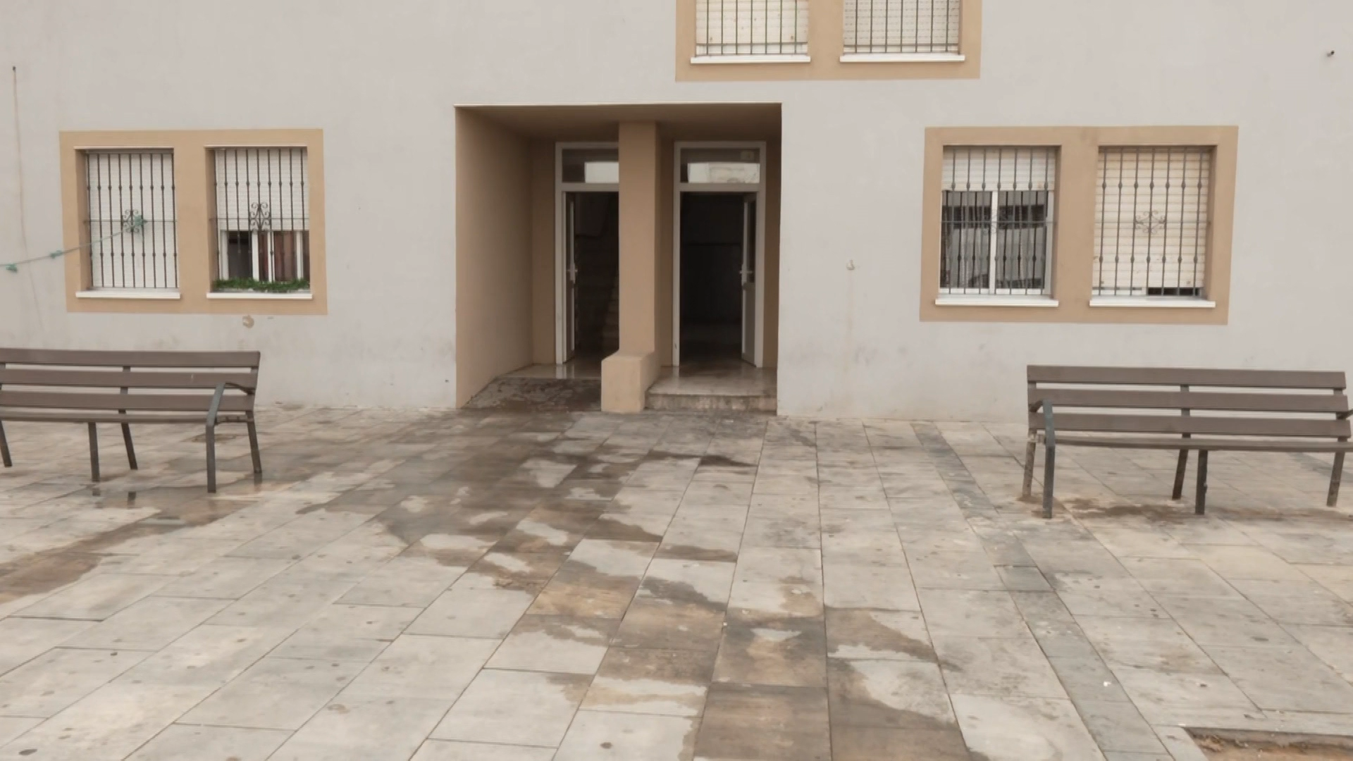 Tres muertos y un herido grave en un tiroteo en Isla Cristina, Huelva Tres personas -una mujer, su madre y su hijo menor de edad- han muerto este domingo como consecuencia de un tiroteo registrado en la barriada de El Rocío de Isla Cristina (Huelva). Leer