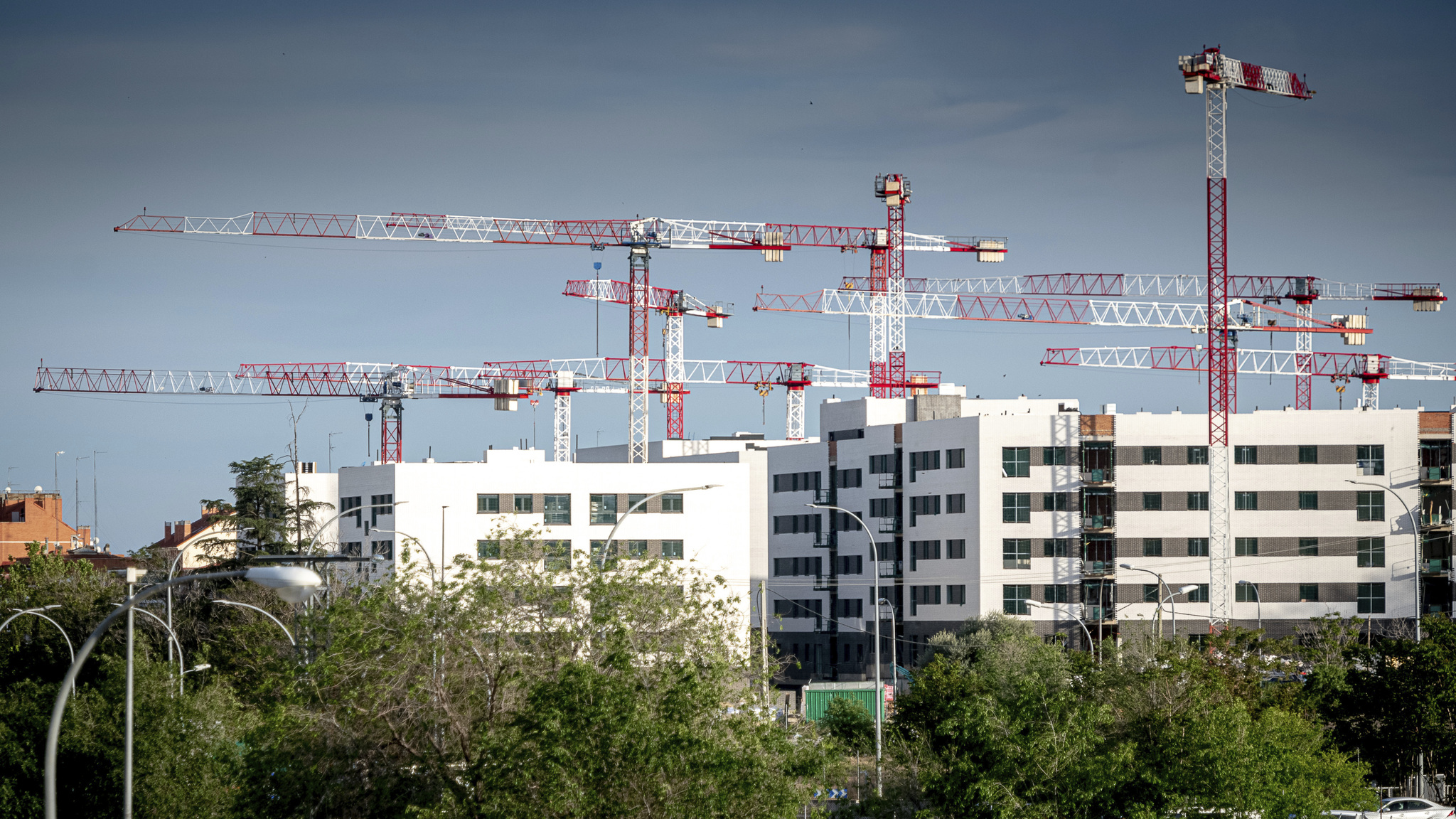 España y Portugal, ante una de las mayores crisis de vivienda de la UE Los países vecinos de la península ibérica sufren una enorme escasez de vivienda debido a la inmigración, la burocracia y los elevados costes de construcción. Leer