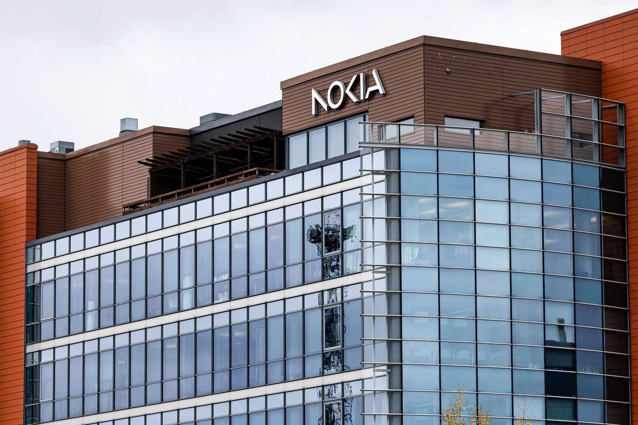 Nokia prepara su salida de China El fabricante finlandés de equipos de telecomunicaciones Nokia despedirá a la mayor parte de su plantilla en China y cerrará la mayoría de sus instalaciones antes de que termine este mismo año, retirándose del que llegó a ser su principal mercado a nivel mundial. Leer
