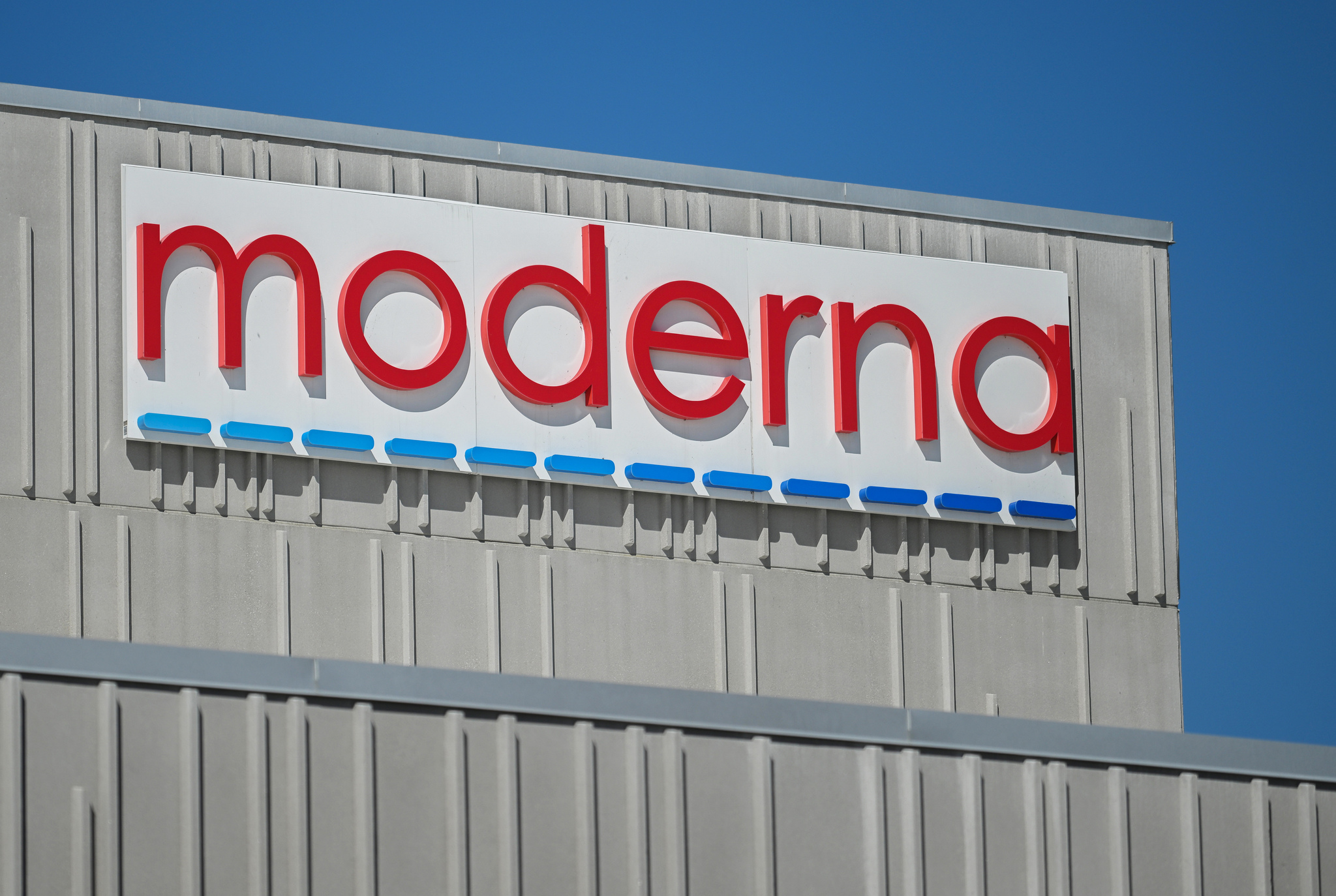 Moderna se dispara un 177 en Bolsa tras el éxito del ensayo de su vacuna contra el melanoma La farmacéutica, junto a Merck, que sube cerca del 8, han anunciado la obtención de resultados preliminares positivos en el ensayo clínico de una vacuna para el melanoma. Leer