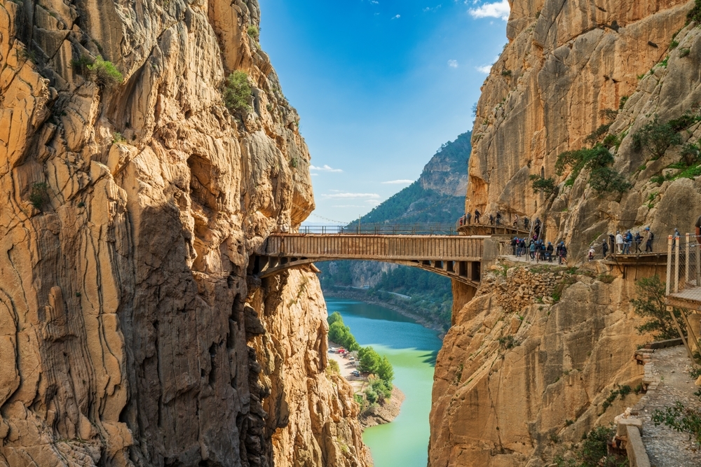 El sendero colgado sobre un desfiladero que cambió el turismo de naturaleza en España