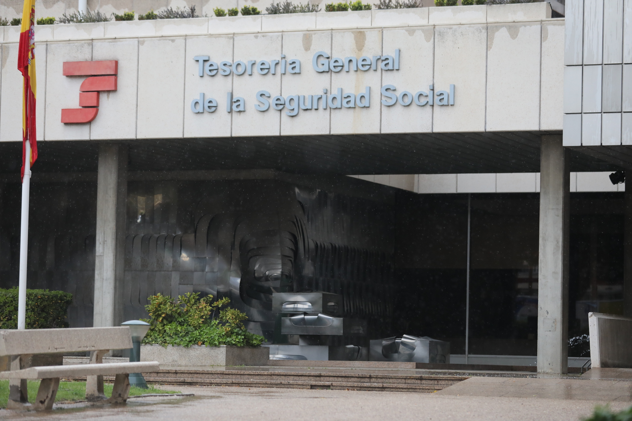 Desde el 1 de septiembre la Seguridad Social notifica las bajas médicas o la incapacidad permanente solo por internet Desde el 1 de septiembre de 2026 entra en vigor una orden por la que la Seguridad Social deja de mandar cartas para notificar las incapacidades temporales y permanentes, bajas por nacimiento de hijos o embarazo de riesgo o citas médicas, y solo lo hará por vía electrónica. Hay un plazo máximo de 10 días para acceder a la notificación y si no se abre, se considerará legalmente notificada y se pueden perder derechos a efectos de reclamación y prestaciones económicas. Leer