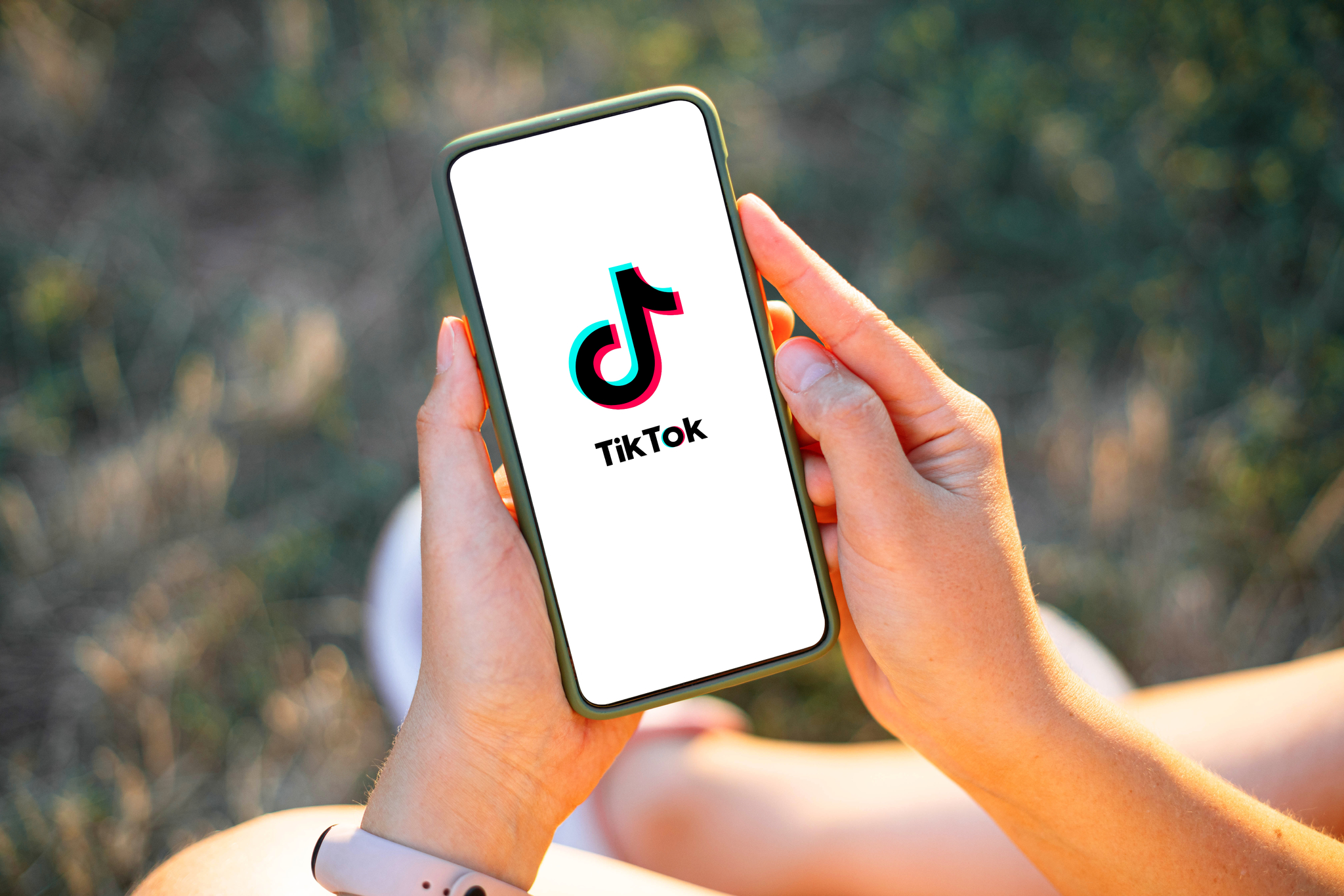 TikTok pagará 400 millones para resolver una demanda por violar la privacidad de niños en EEUU TikTok y su empresa matriz, ByteDance, han acordado pagar 400 millones de dólares para resolver una demanda que acusaba a la plataforma de infringir las leyes estadounidenses sobre la privacidad en línea de los niños, según anunció este viernes el Departamento de Justicia de Estados Unidos. Leer