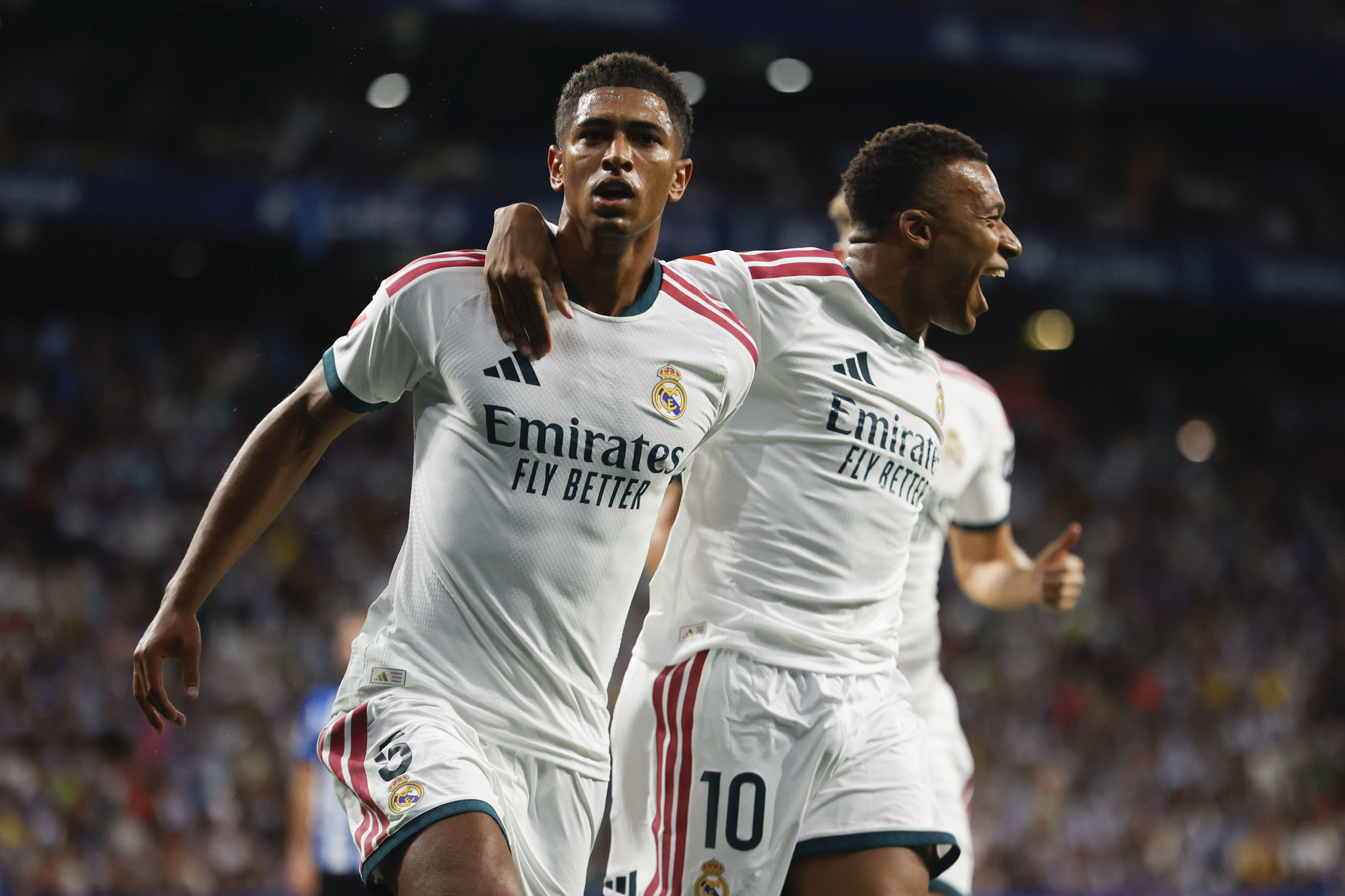 España planta cara a la Premier: siete clubes suman 5.498 millones en valor de marca Real Madrid y FC Barcelona vuelven a ocupar las dos primeras posiciones entre las marcas de clubes de fútbol más valiosas del mundo, según Football 50 2026 de Brand Finance. España coloca siete equipos en el top 50, con un valor conjunto de 5.498 millones de euros, aunque alrededor del 75 se concentra en los dos gigantes de LaLiga. Leer