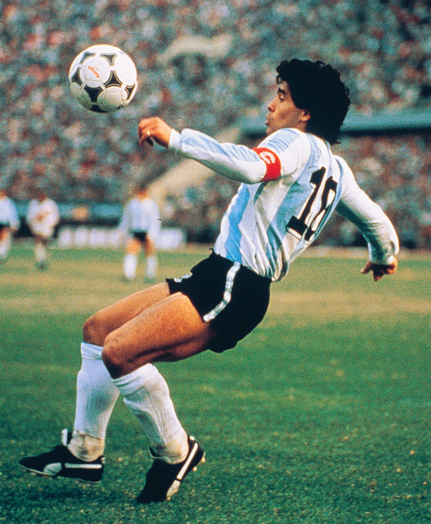 El balón de la 'Mano de Dios' de Maradona se vende por 2,9 millones