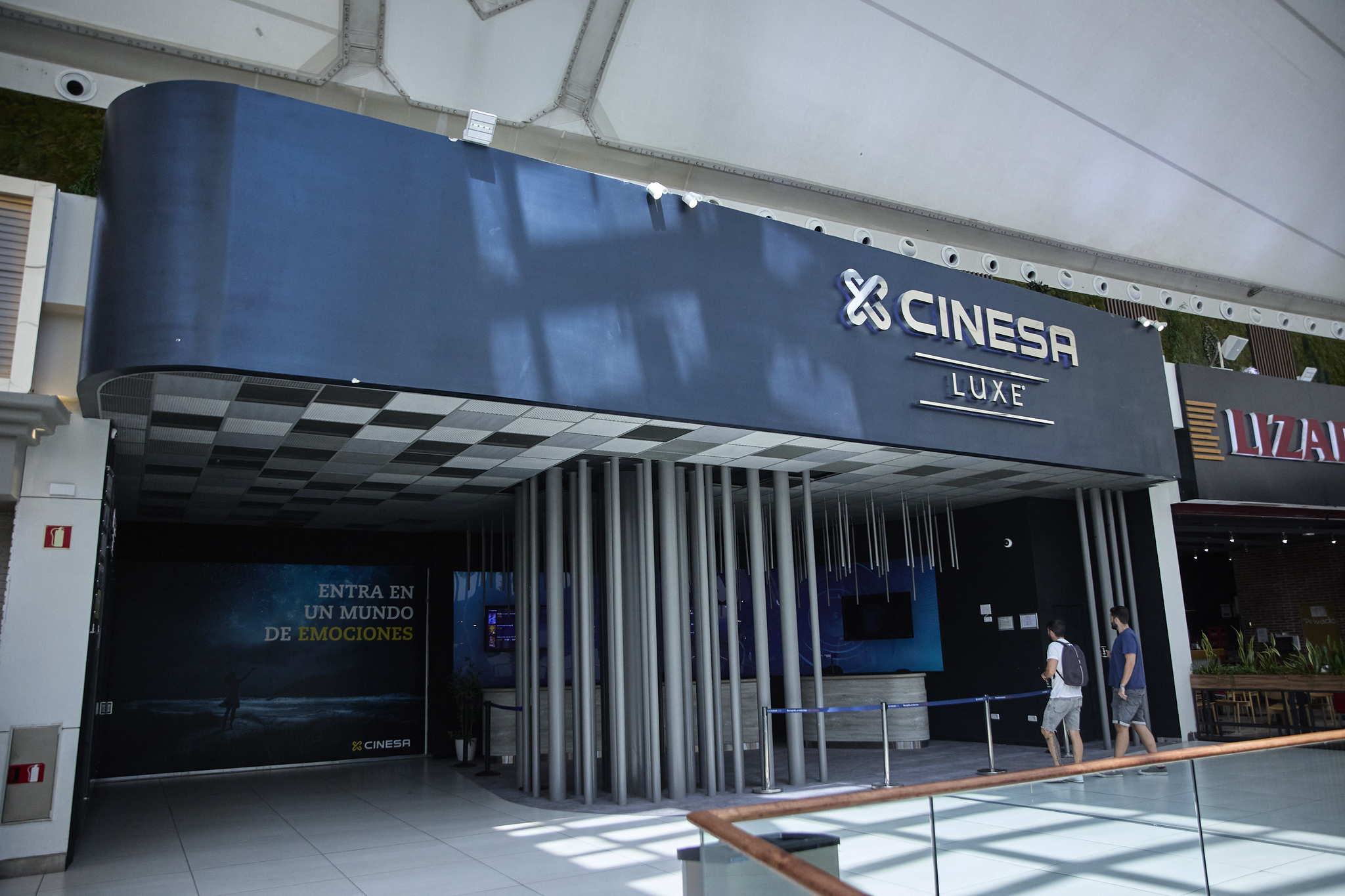 Cinesa resiste la crisis del cine y reduce un 5,5 sus números rojos El líder de las salas de cine en España, propiedad del grupo AMC, repite ventas y factura 135 millones de euros a pesar de la bajada de espectadores en el conjunto de recintos del país. Leer