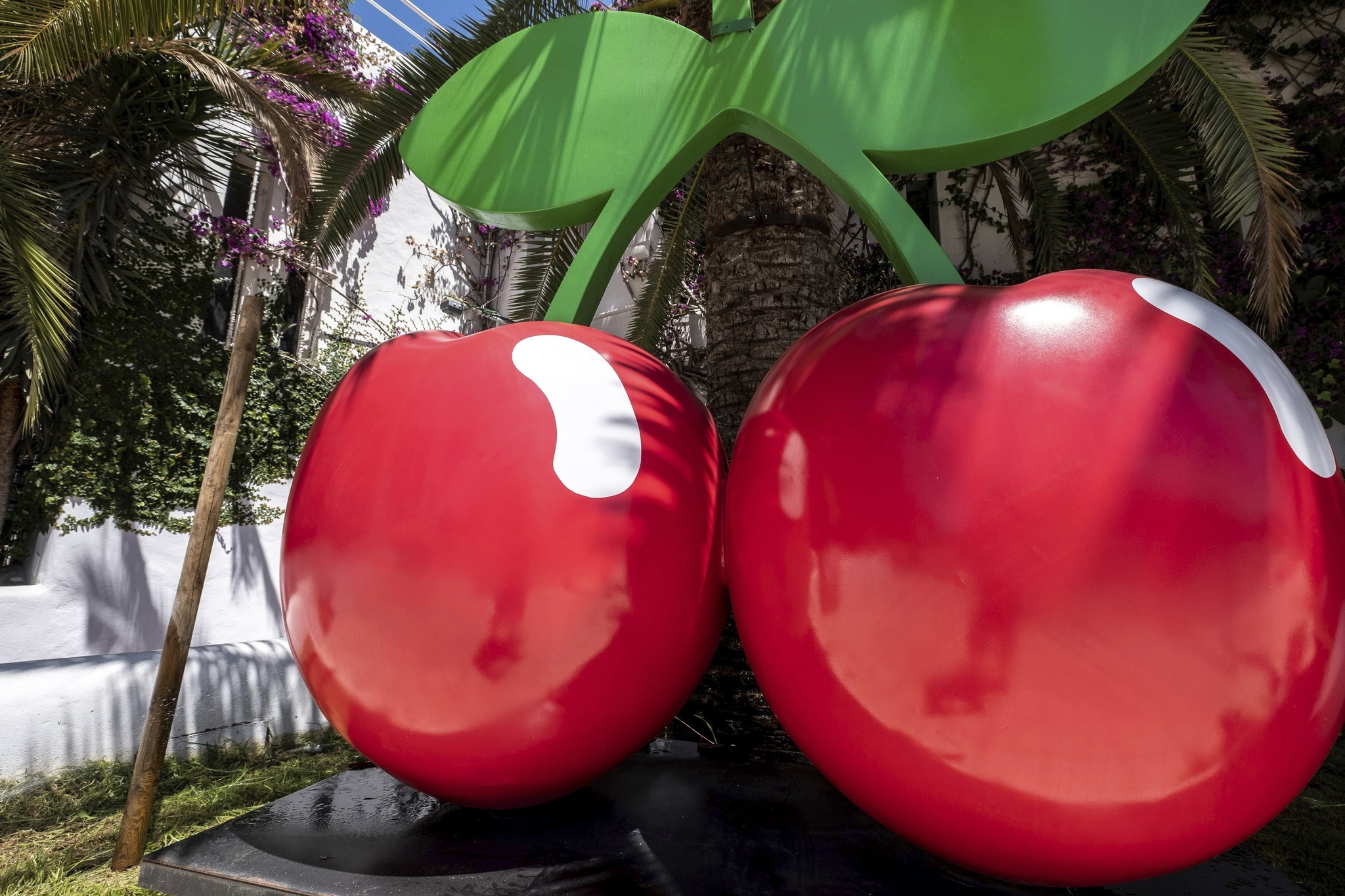 Pachá gana 14,6 millones tras disparar un 21 su facturación Universo Pachá, la sociedad que consolida el negocio de las discotecas Pachá y sus franquicias, así como los hoteles Pachá Ibiza y Destino Pachá, ambos en Baleares, el negocio de merchandising y moda de Pachá, la empresa de eventos Nomad Suntribe y las discotecas Toy Room, donde Pachá tiene un 51 del capital, finalizó el ejercicio 2025 con una cifra de negocio de 134,6 millones de euros, lo que supone un 21,5 más que un año antes. Leer
