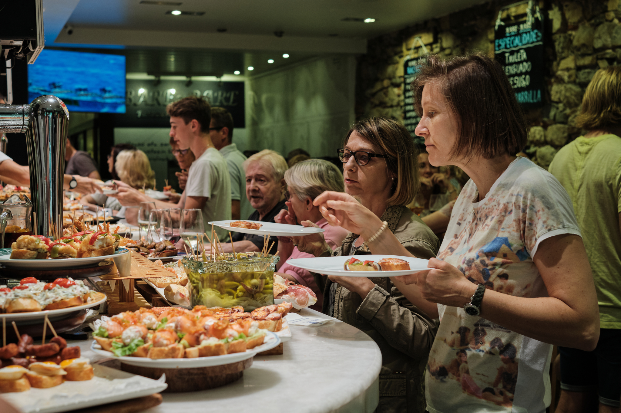Qué es el pintxo pote y qué sitios no puedes perderte si estás un jueves en San Sebastián