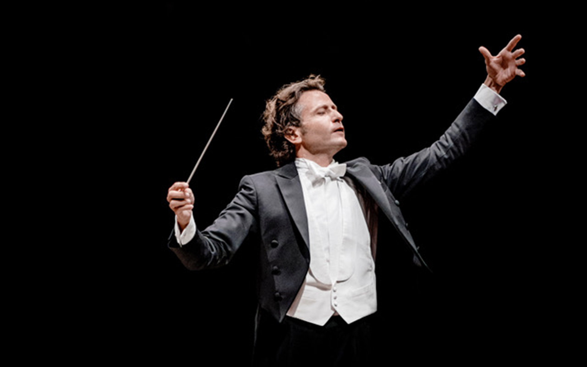Gustavo Gimeno: "No creo que ningún robot pueda hacer lo que hace un director de orquesta"