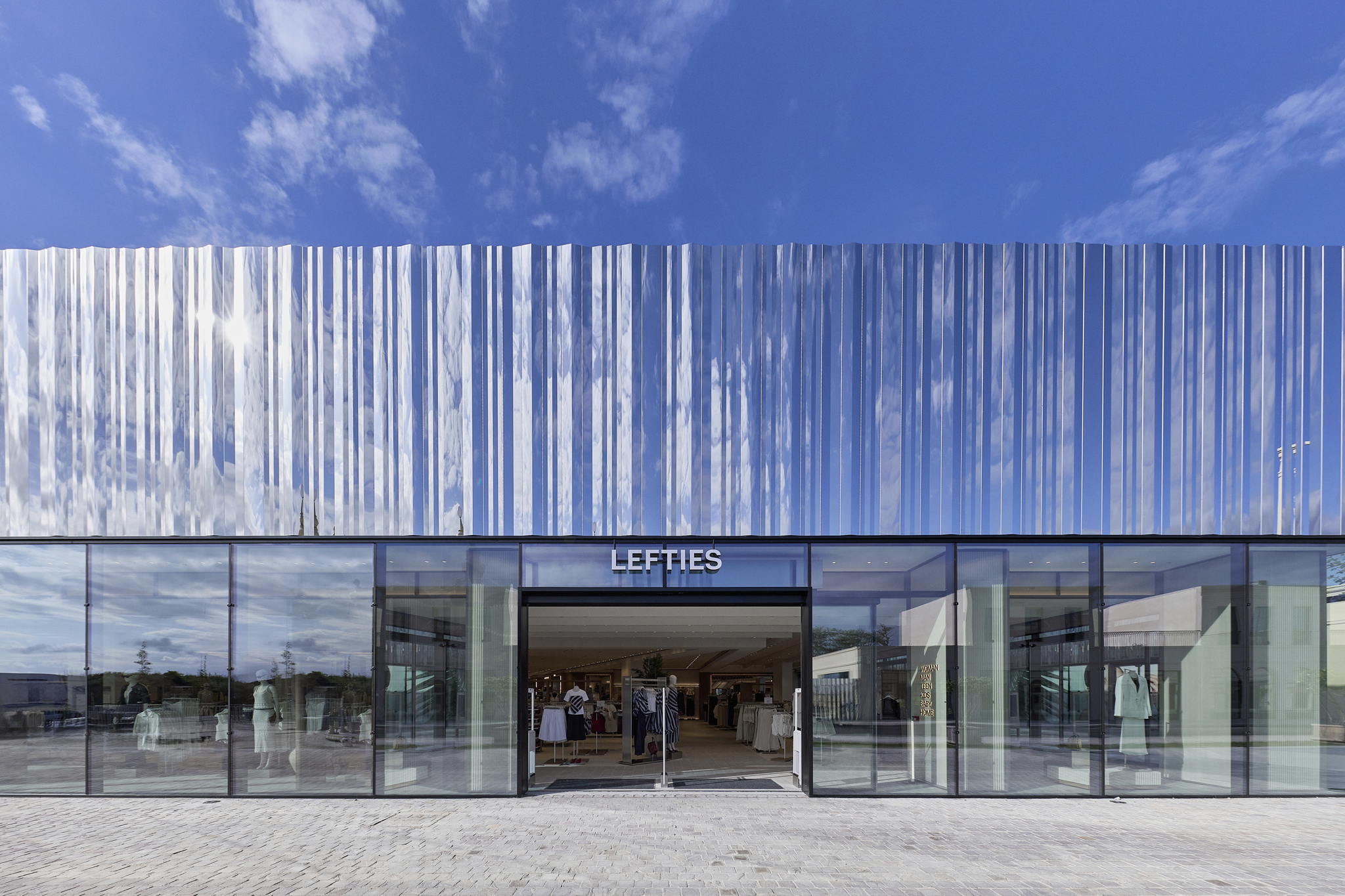 Inditex abre la primera tienda de Lefties en Reino Unido Prevé abrir otras dos en Essex y cerca de Newcastle en lo que queda de año. Leer