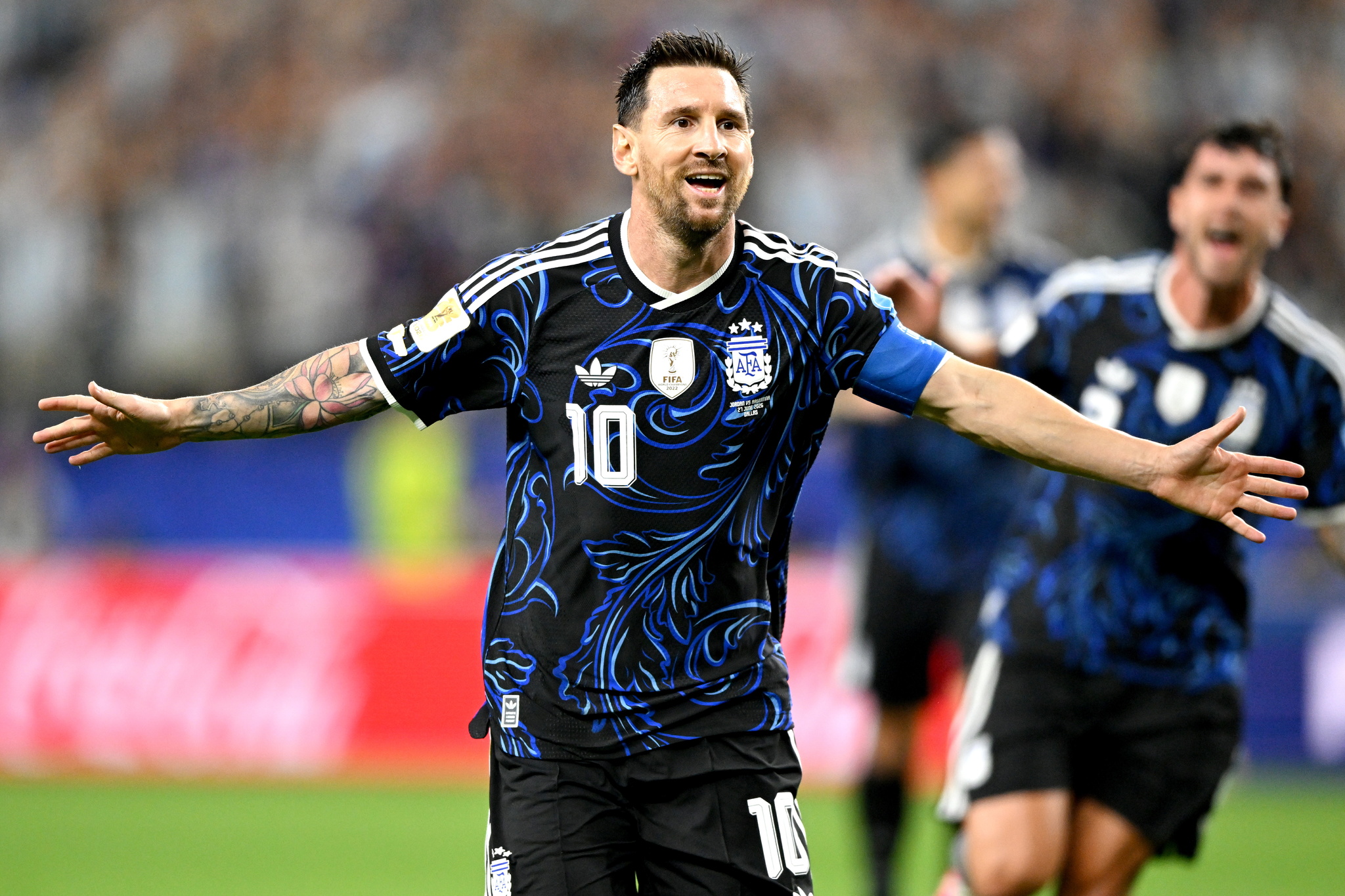 Lionel Messi se retira de Argentina: "Me vacié, ya no tengo más para dar" Lionel Messi ha anunciado su retirada de la selección argentina y pone fin a una trayectoria internacional iniciada en 2005. El capitán de la Albiceleste asegura que tomó la decisión tras la final del Mundial 2026 y que ha llegado el momento de dejar paso a una nueva generación. Leer